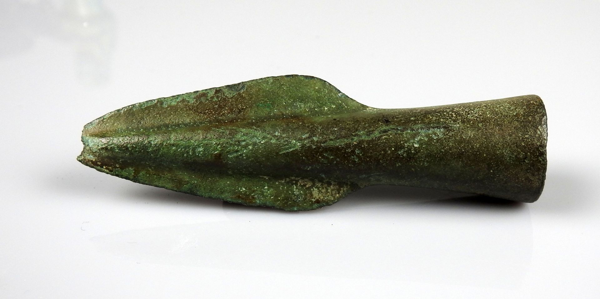 Null 带插座的矛头

前19世纪某省著名人士的收藏

青铜9.2厘米

青铜时代晚期