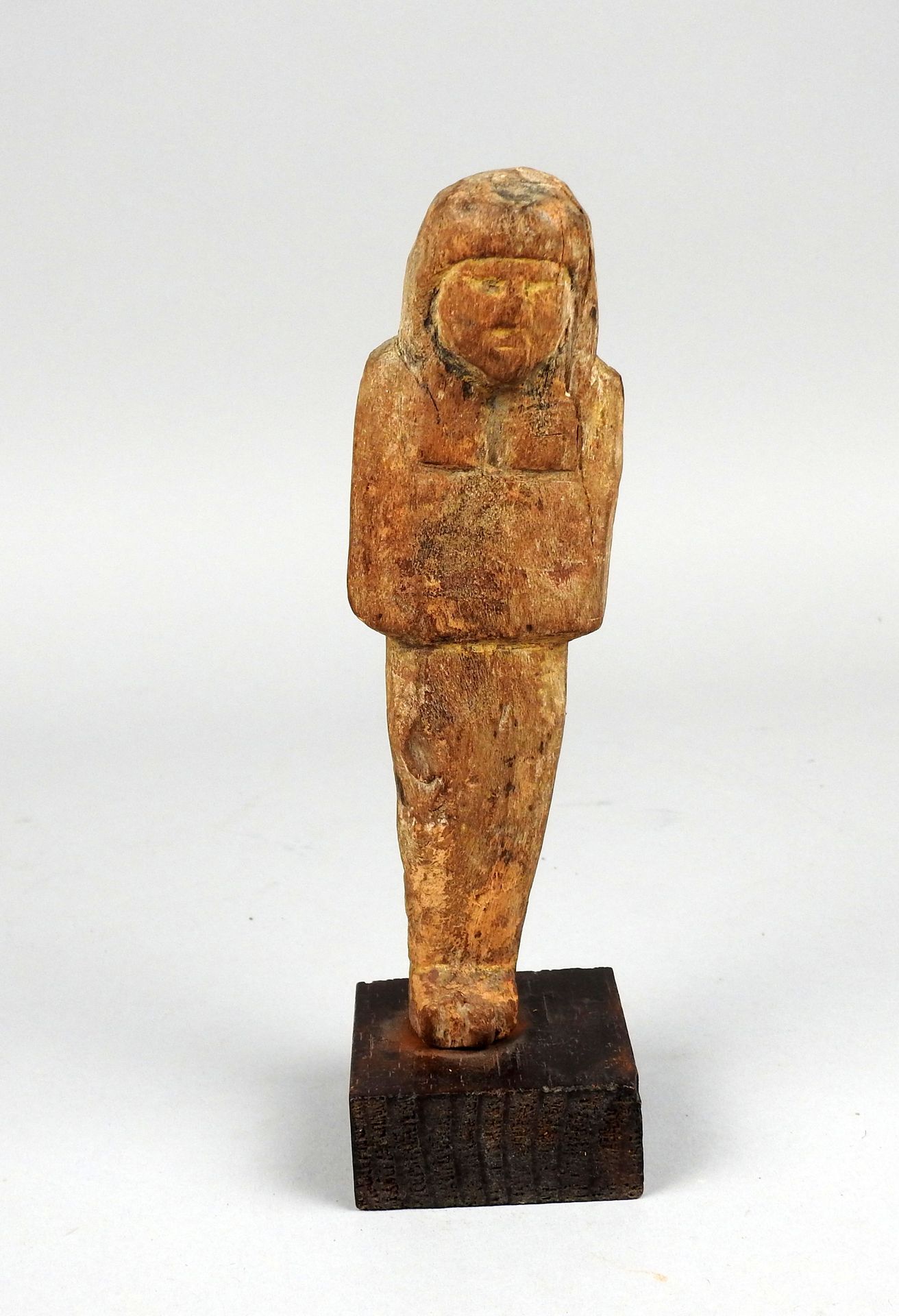 Null 大的Shaouabti，假发上有精细的标记，有多色的痕迹

木材 16.8厘米

古埃及可能是新王国