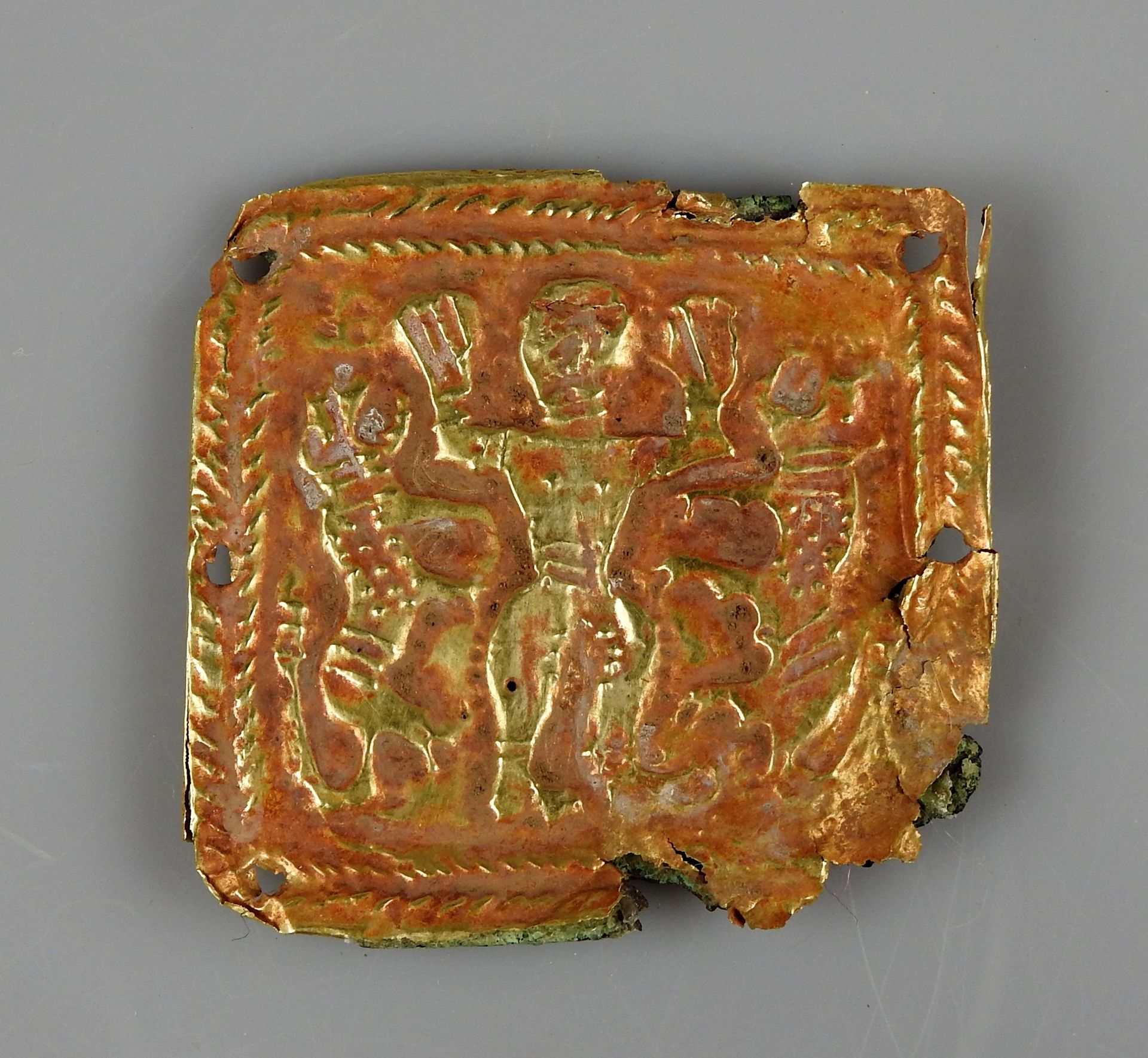 Null 代表动物大师的美丽盘子，被狮子包围着

金和青铜3.8厘米

伊朗，Marlik文化，公元前一千年