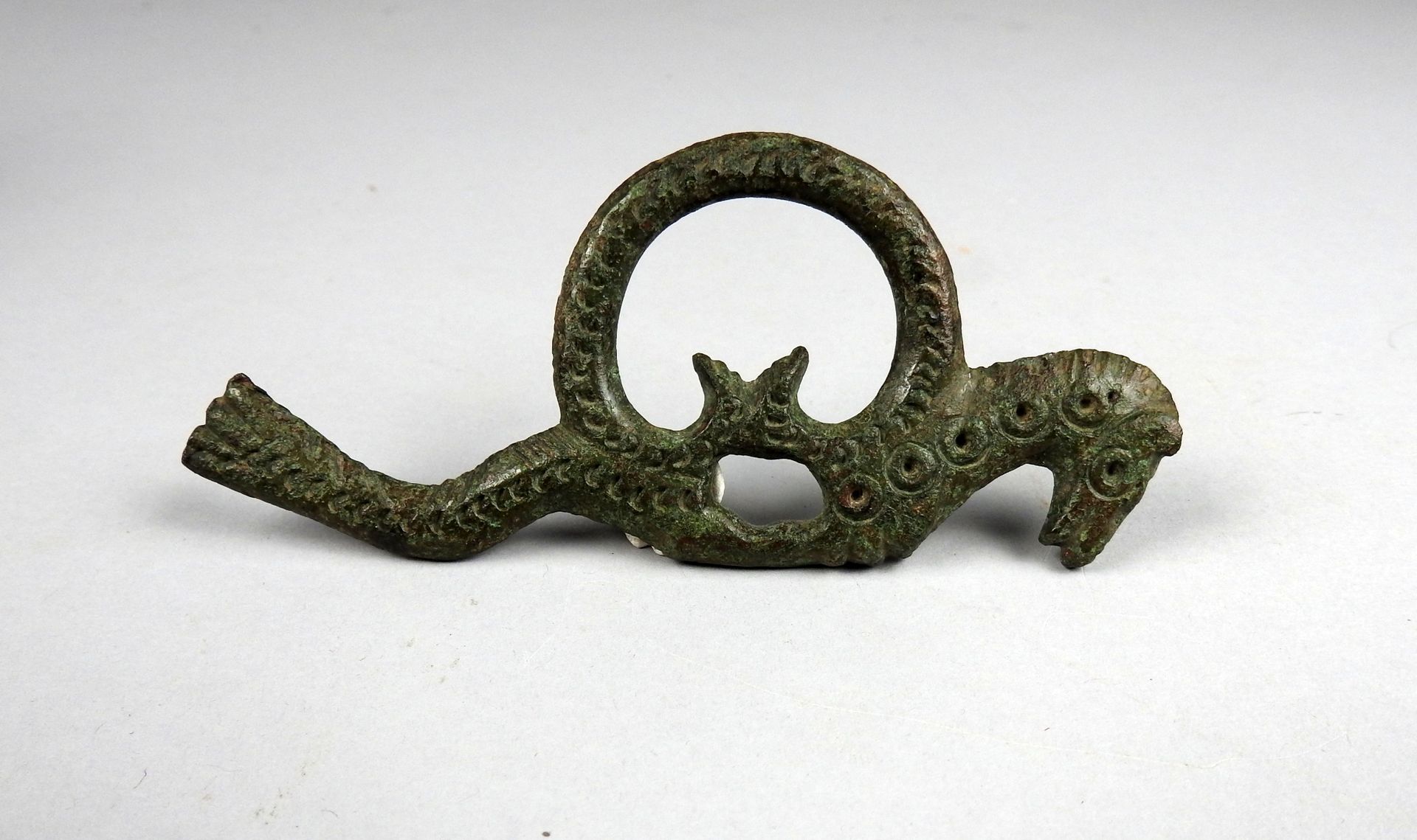 Null 代表一匹马的好奇的扣子或戒指，有ocelli的装饰

前19世纪某省著名人士的收藏

青铜12厘米

地中海盆地 公元前一千年或罗马时期
