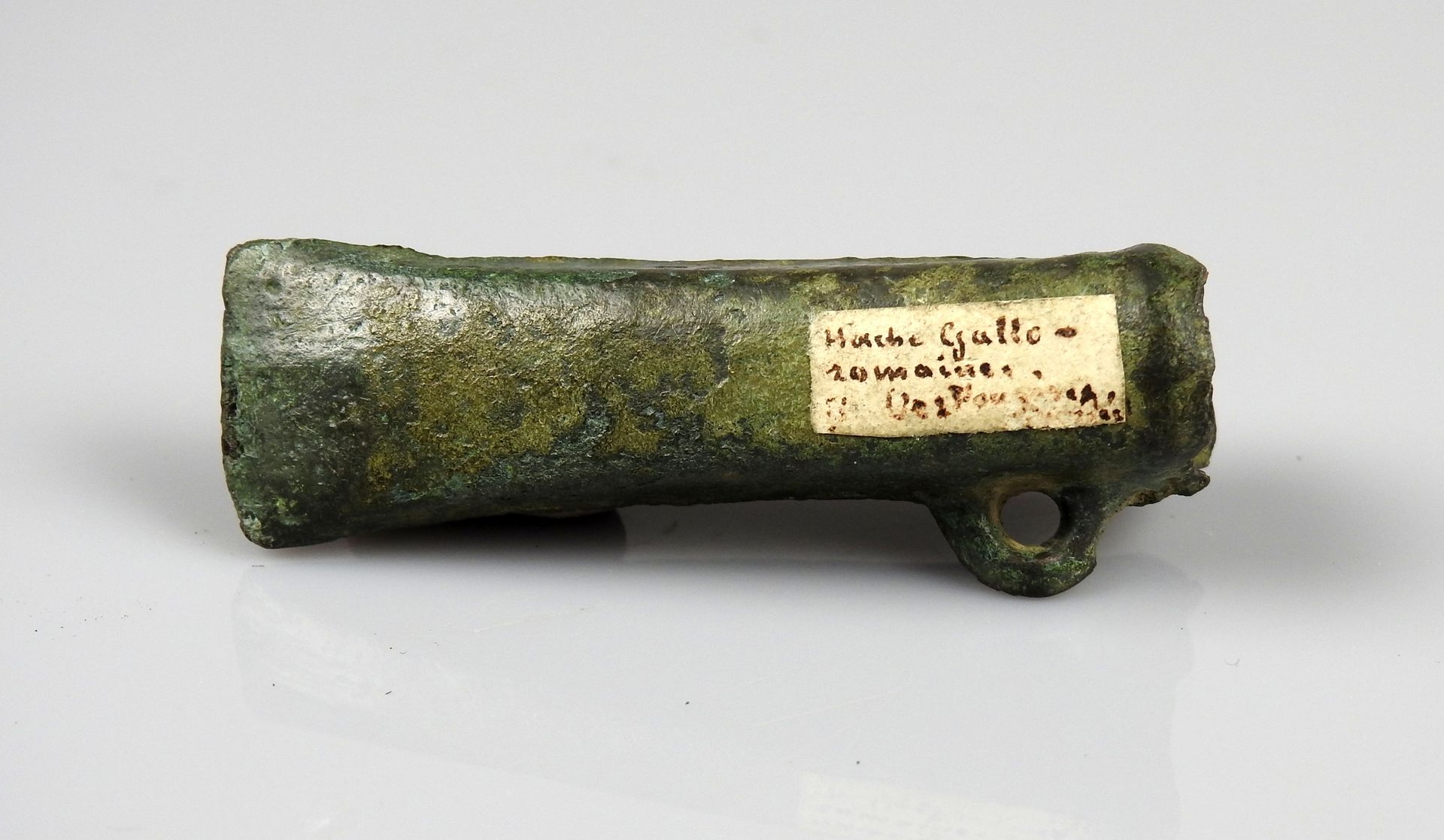 Null 带有 "Les Fougères（旺代）"产地标志的微型斧头

前19世纪某省著名人士的收藏

青铜5.6厘米

最后的青铜时代
