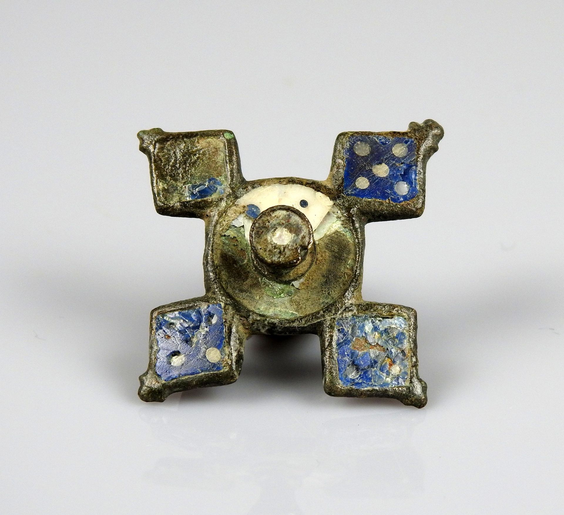 Null 十字形的腓骨，在中央枢纽周围的菱形盒子里有蓝色的珐琅彩

青铜4.3厘米

罗马时期 2-3世纪