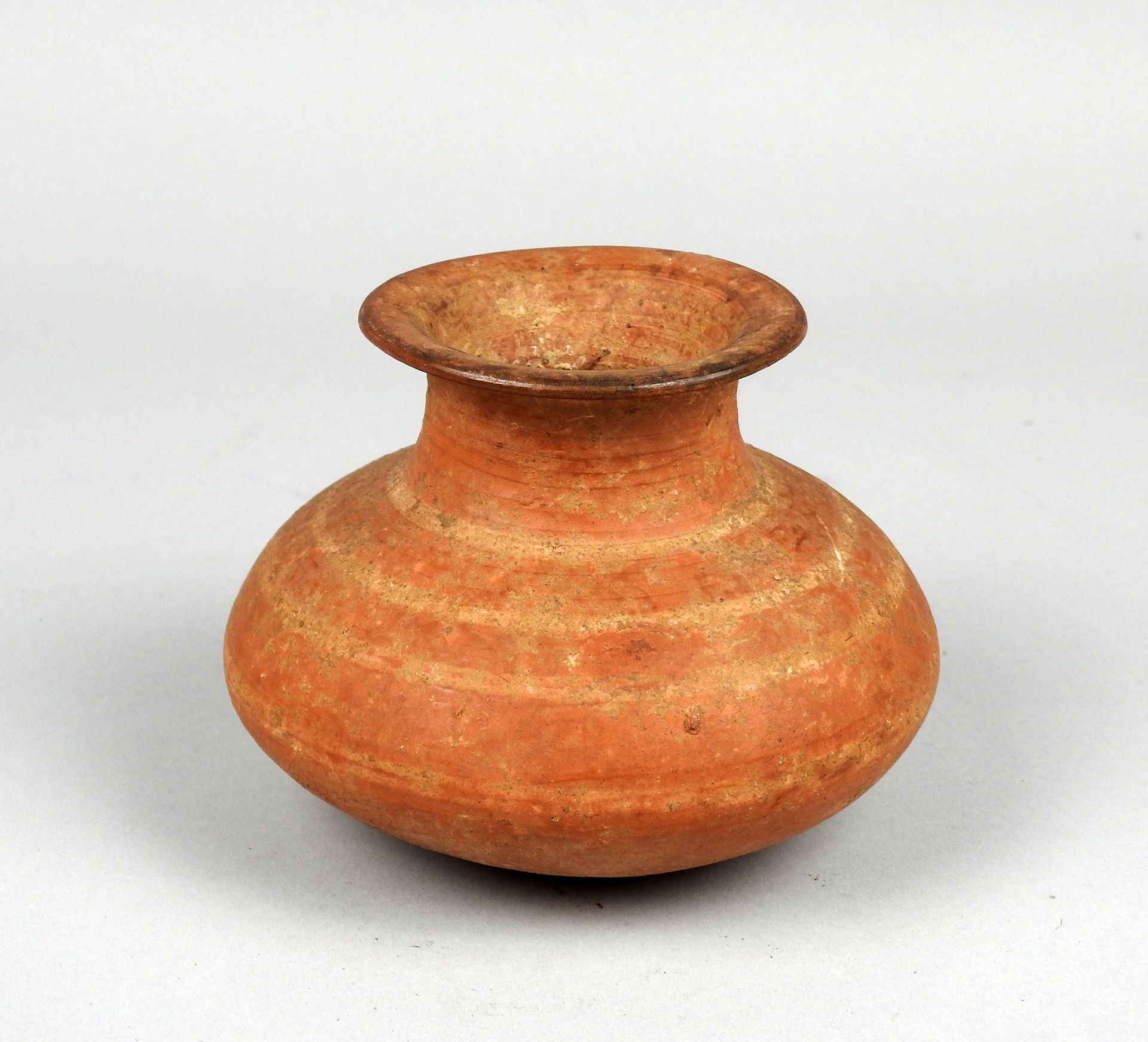 Null Kegelstumpfförmige Vase mit roten Bändern verziert

Terrakotta 11 cm

Antik&hellip;