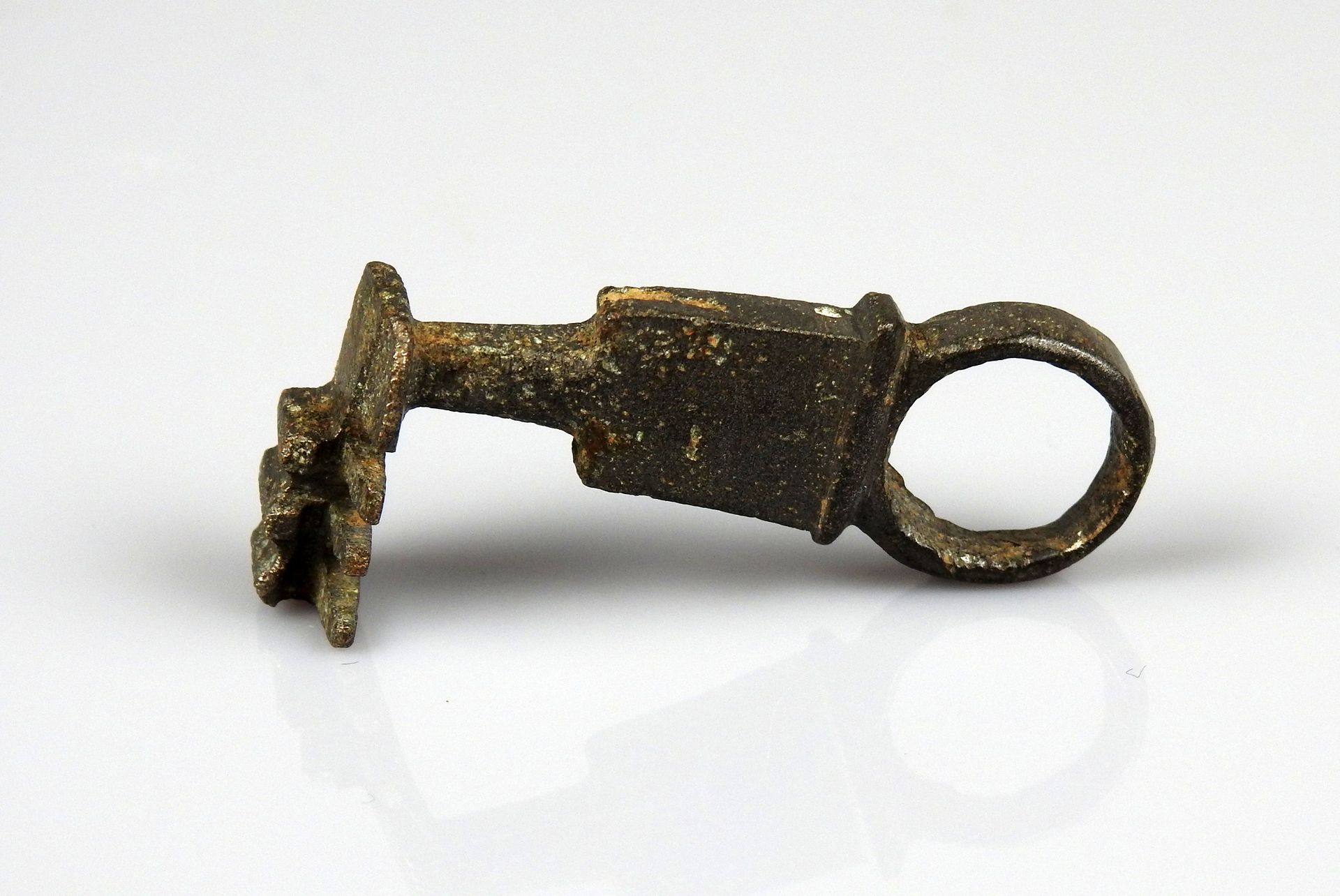 Null 钥匙的主体是实心的，末端是一个有齿的梳子

前19世纪某省著名人士的收藏

青铜4.5厘米

罗马时期