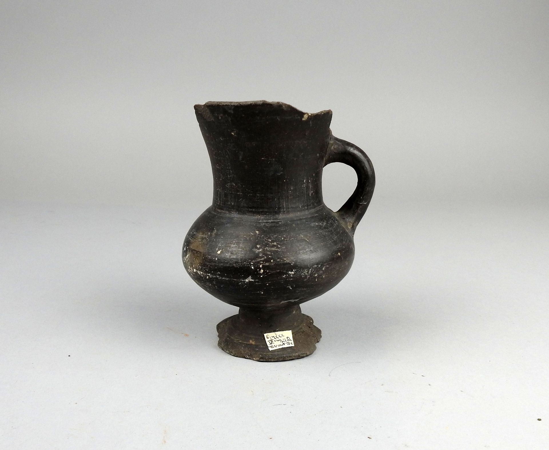 Null 带把手的水壶

黑色赤土11.5厘米的修复物

公元前5世纪的大格拉西亚