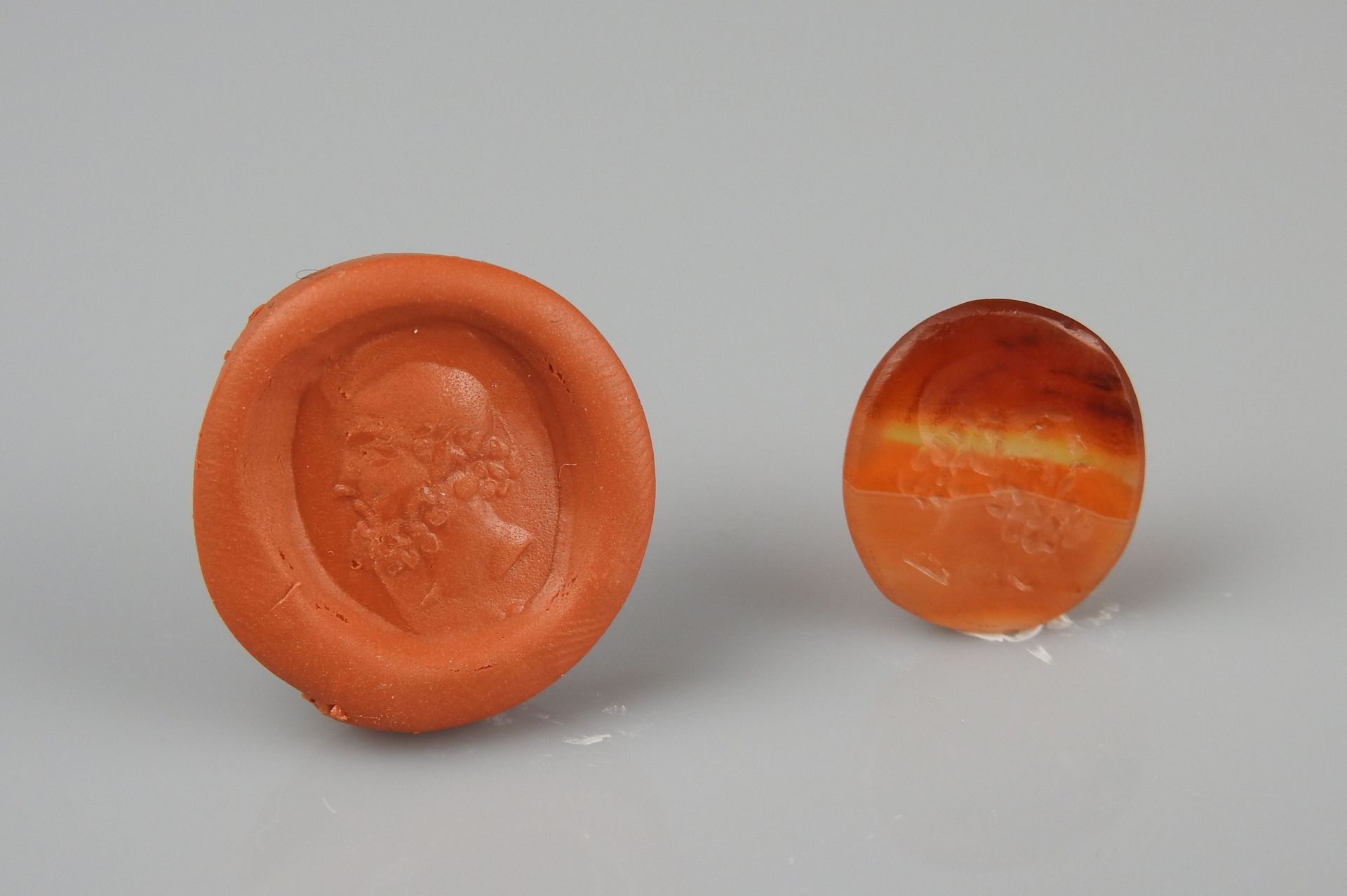 Null Intaglio mit der Darstellung eines Philosophen mit lockigem Haar

Gebändert&hellip;