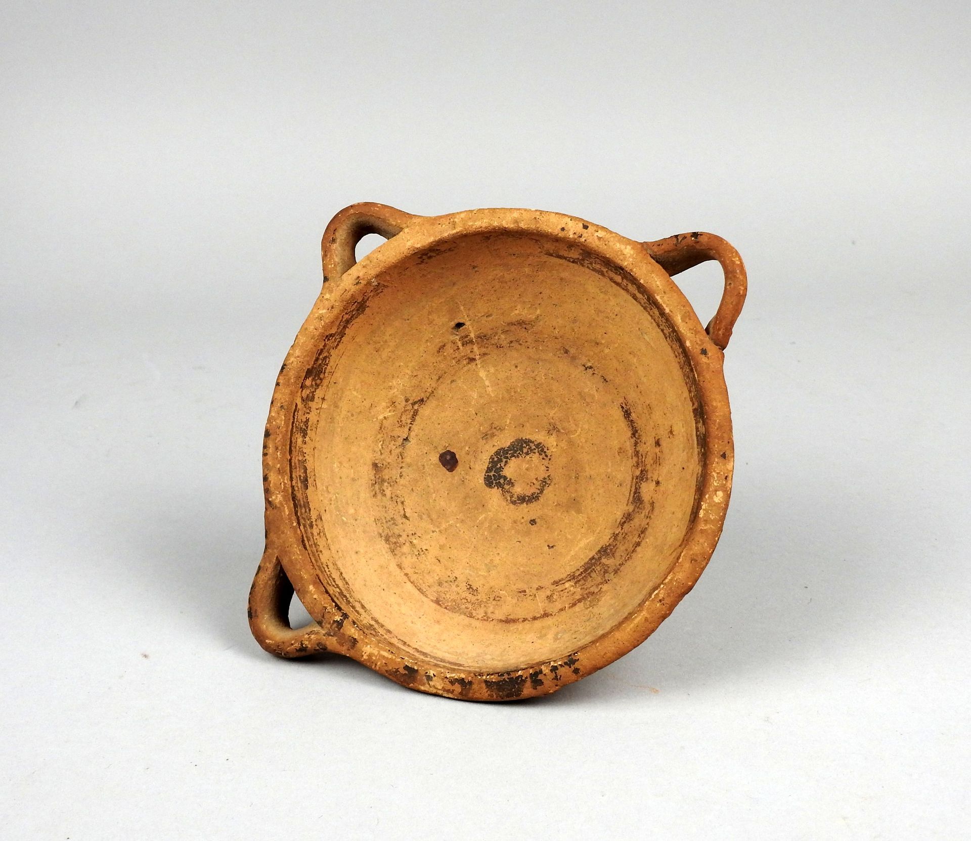 Null 杯子有三个把手和多色装饰

兵马俑15.5厘米事故和失踪

古代时期可能是希腊或塞浦路斯