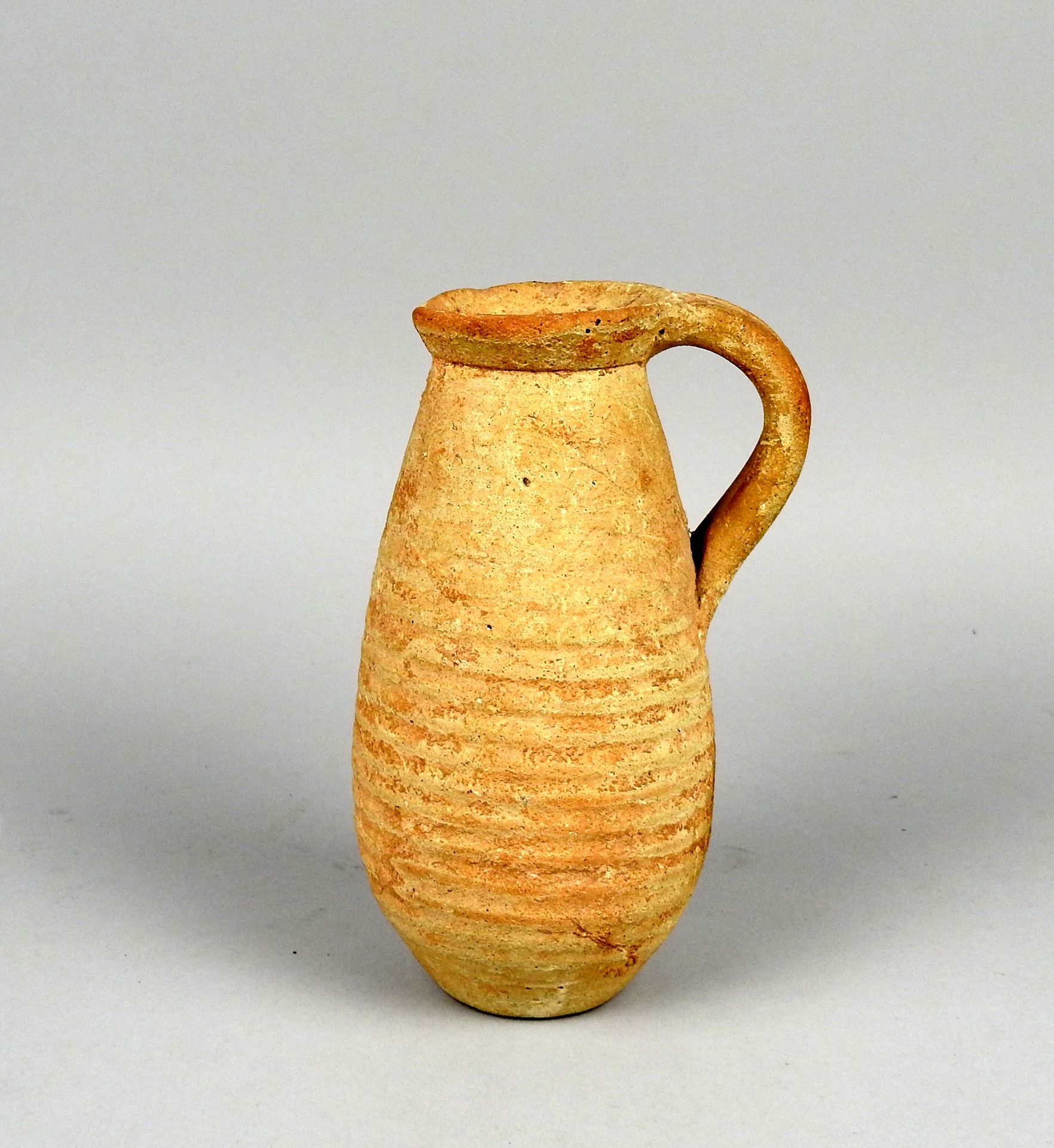 Null Pitcher with handle and linear geometric decoration

Terracotta 16 cm

Roma&hellip;