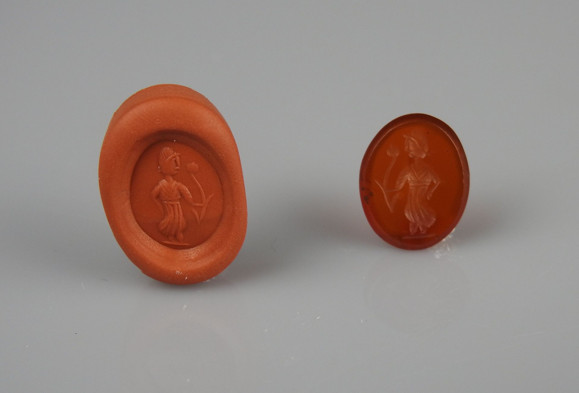 Null Intaglio representing a character holding a flower in his hand

Agate or Ca&hellip;