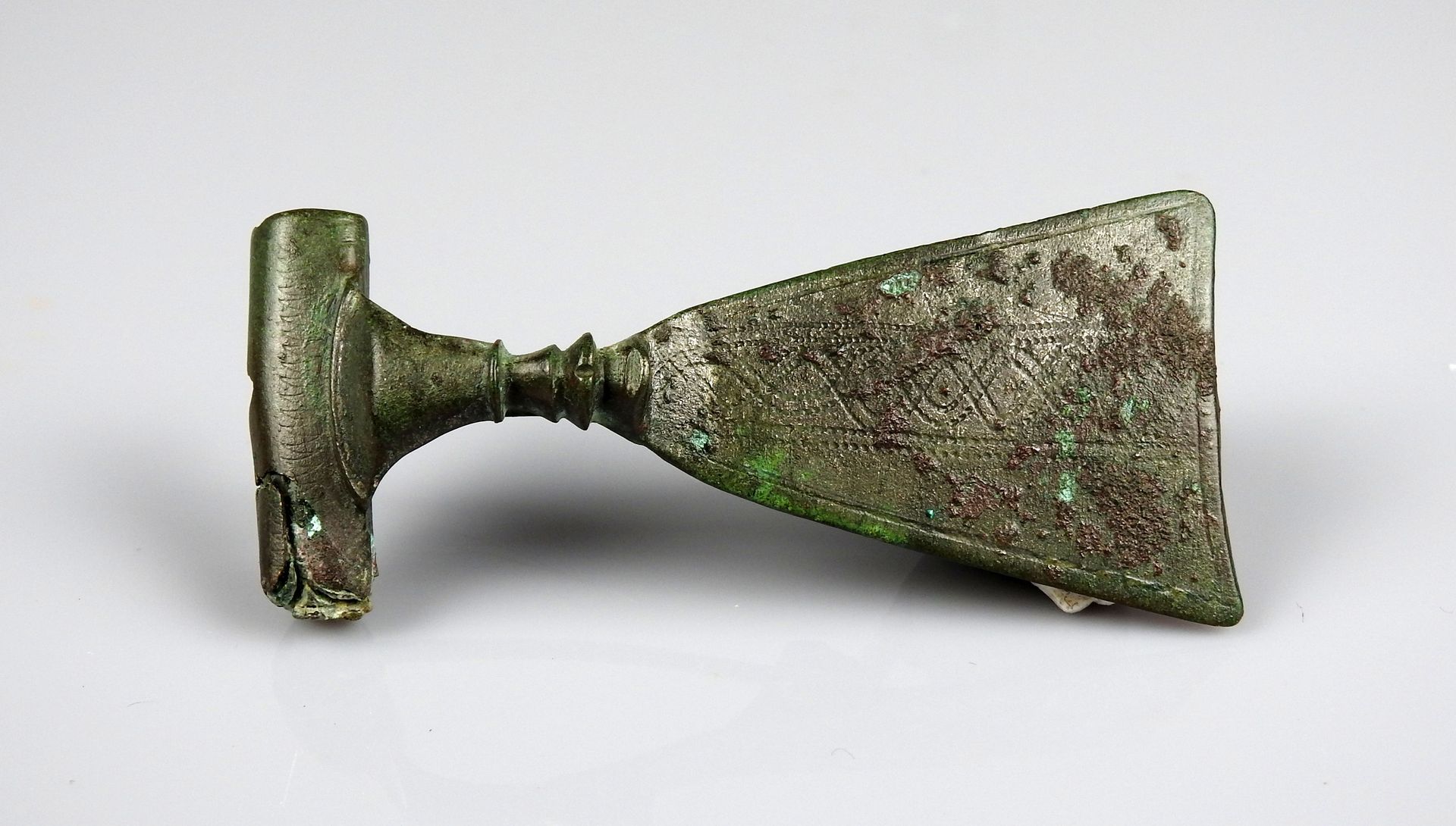 Null 受保护的弹簧腓骨，菱形的身体有交错的装饰

前19世纪某省著名人士的收藏

青铜8厘米

意大利 1世纪
