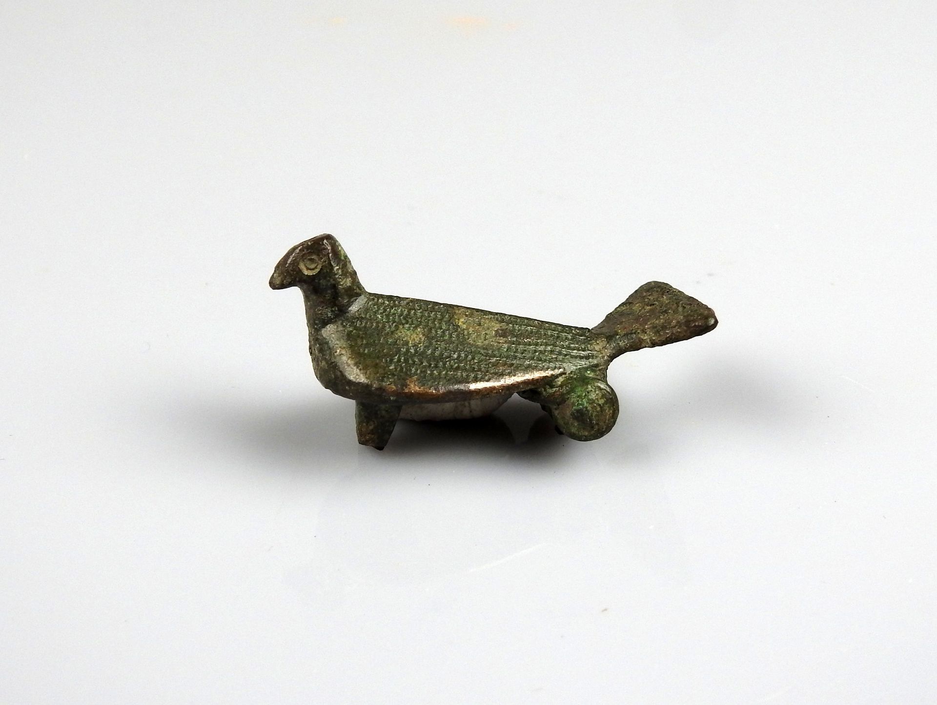 Null 表现一只鸟的弹簧腓骨，非常精细的身体上有小圆点的标记

前19世纪某省著名人士的收藏

青铜3.7厘米

罗马时期 2-3世纪