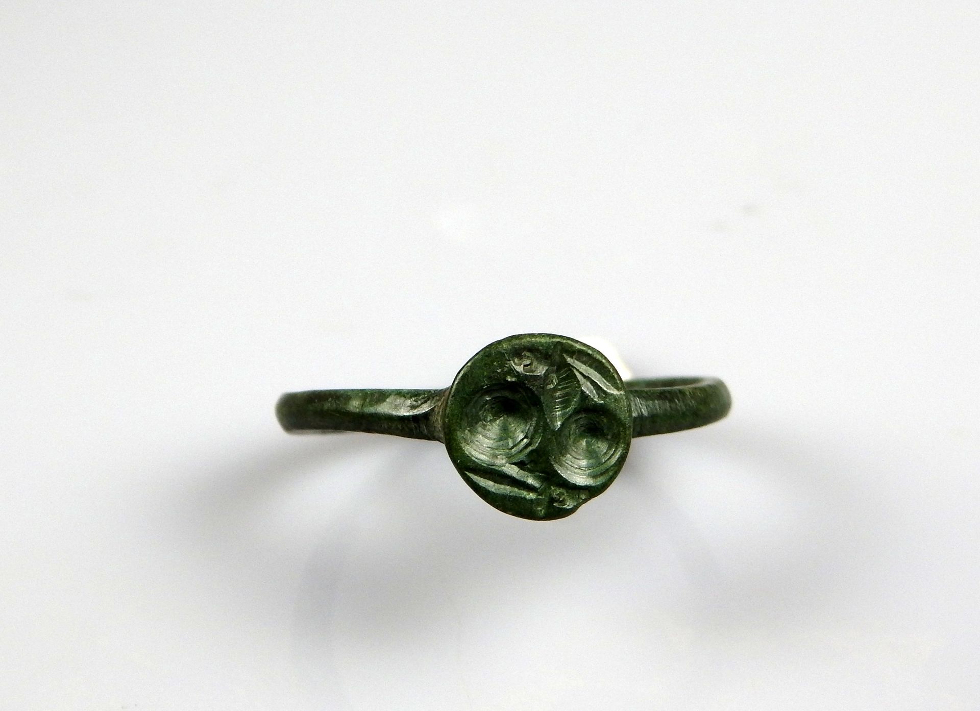 Null 戒指上有象征身体的卷轴式卡普里德的凹陷装饰

青铜指头尺寸59

罗马时期