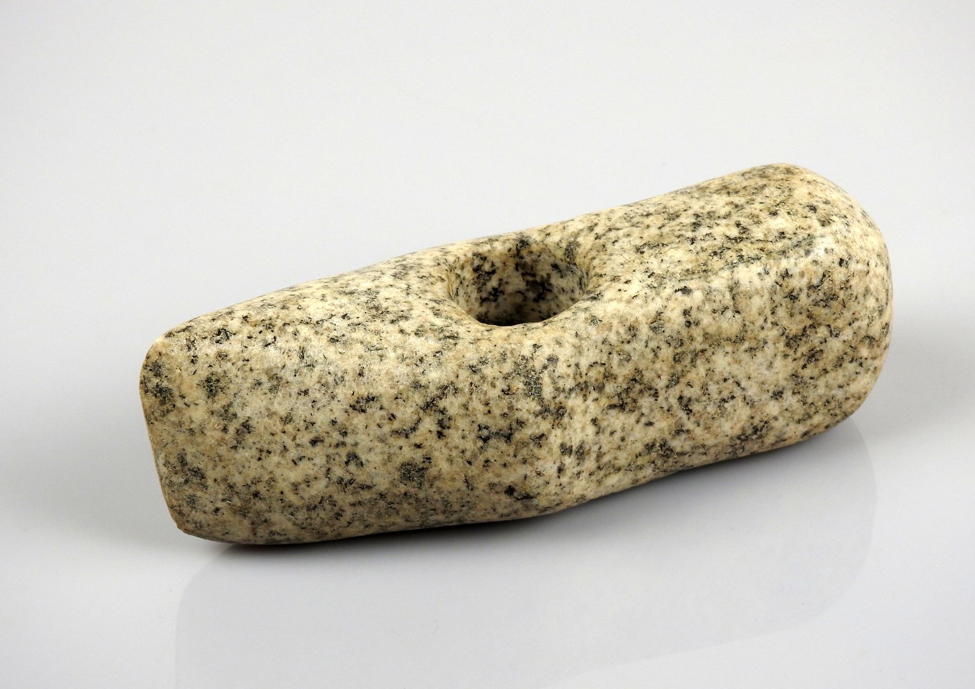 Null Superb hammer axe

Speckled granite 15 cm

French prehistory probably Britt&hellip;