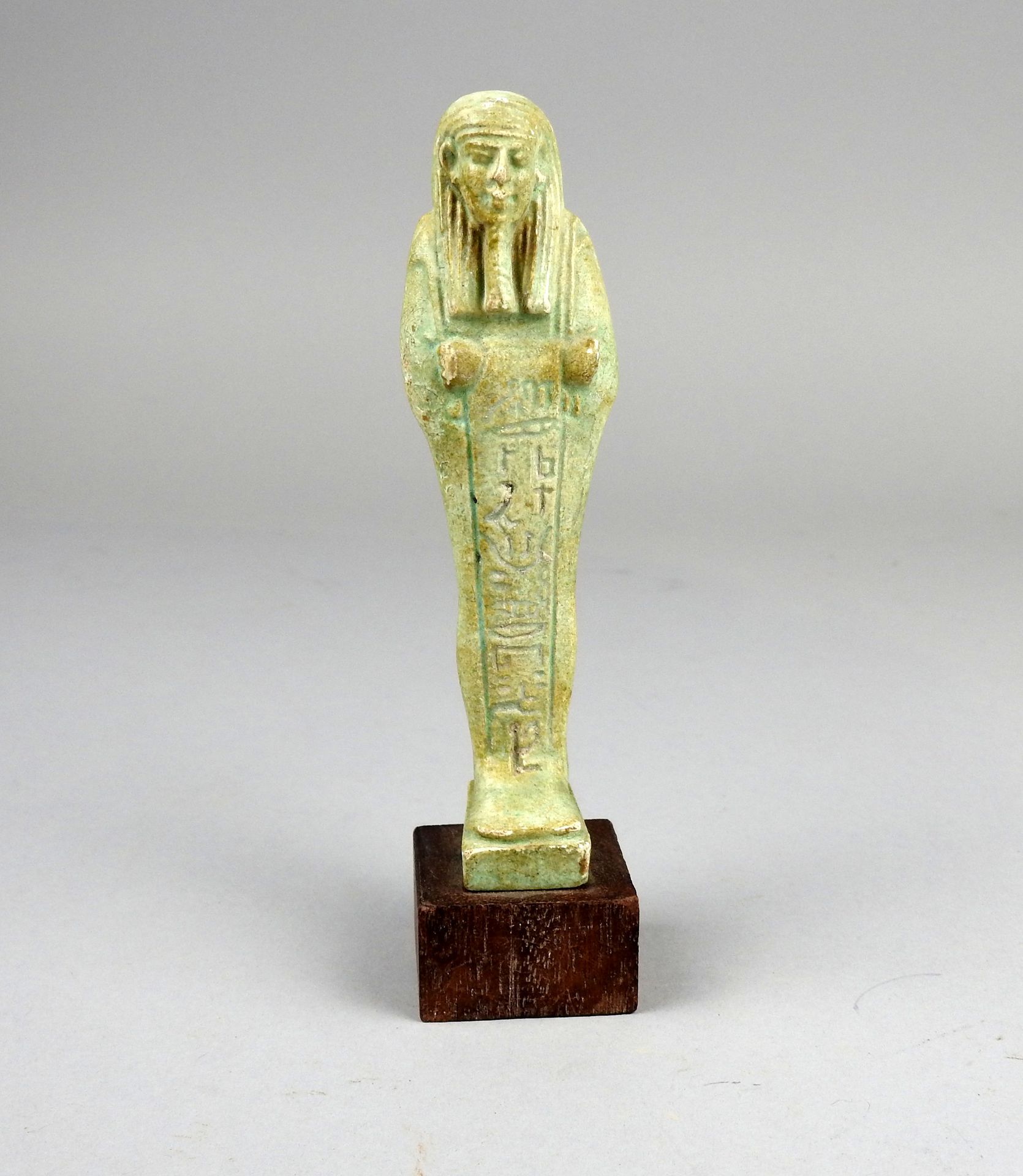 Null 铭刻在带有农具的柱子上的Oushepti

淡绿色搪瓷熔块12厘米

埃及晚期二十六至三十王朝