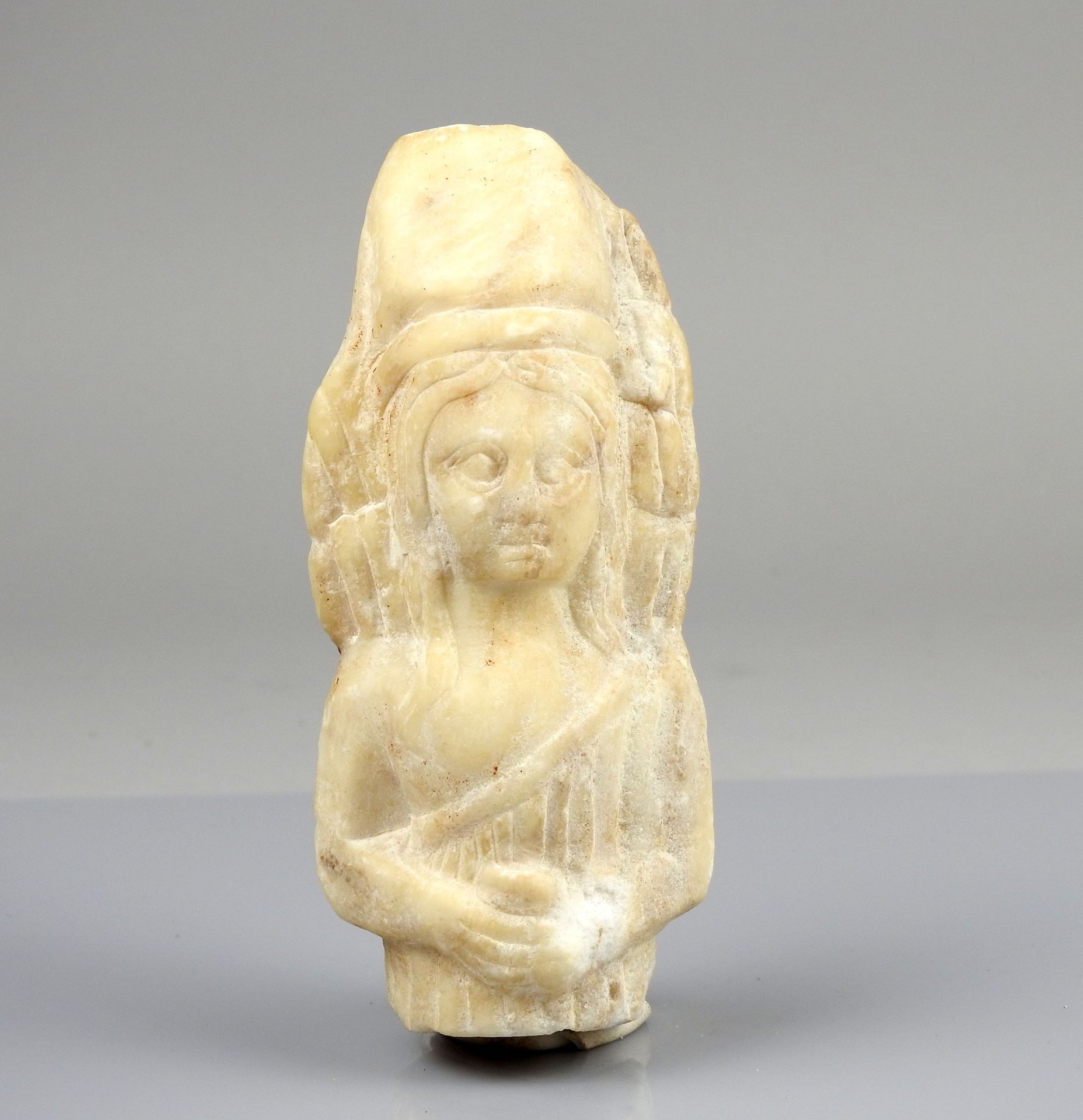Null 大型雕像，双手放在腹部，戴着长长的头饰

大理石或雪花石12厘米

古代时期