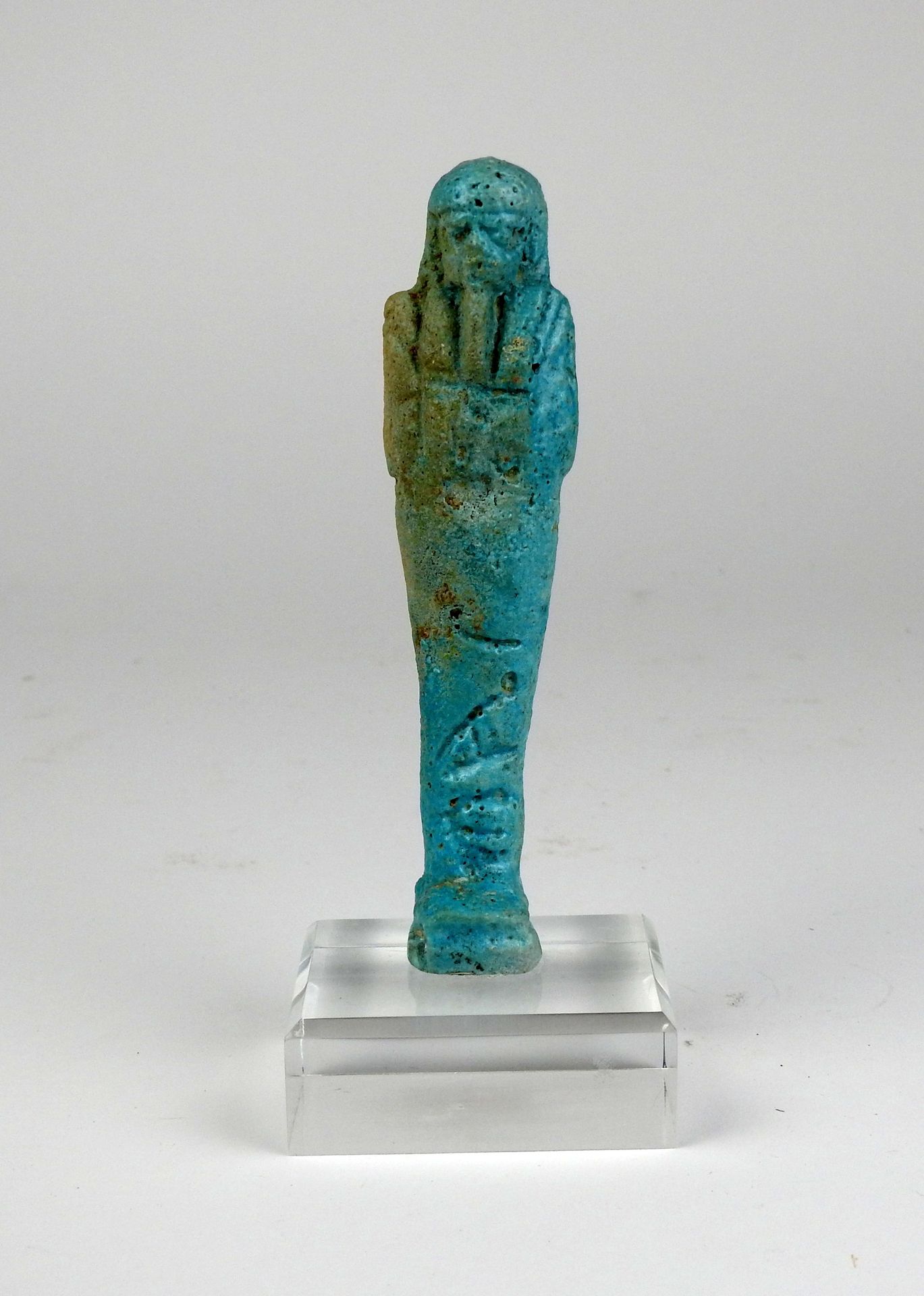 Null Oushebti che trasporta attrezzi agricoli

Fritta blu 11,4 cm

Egitto Tarda &hellip;