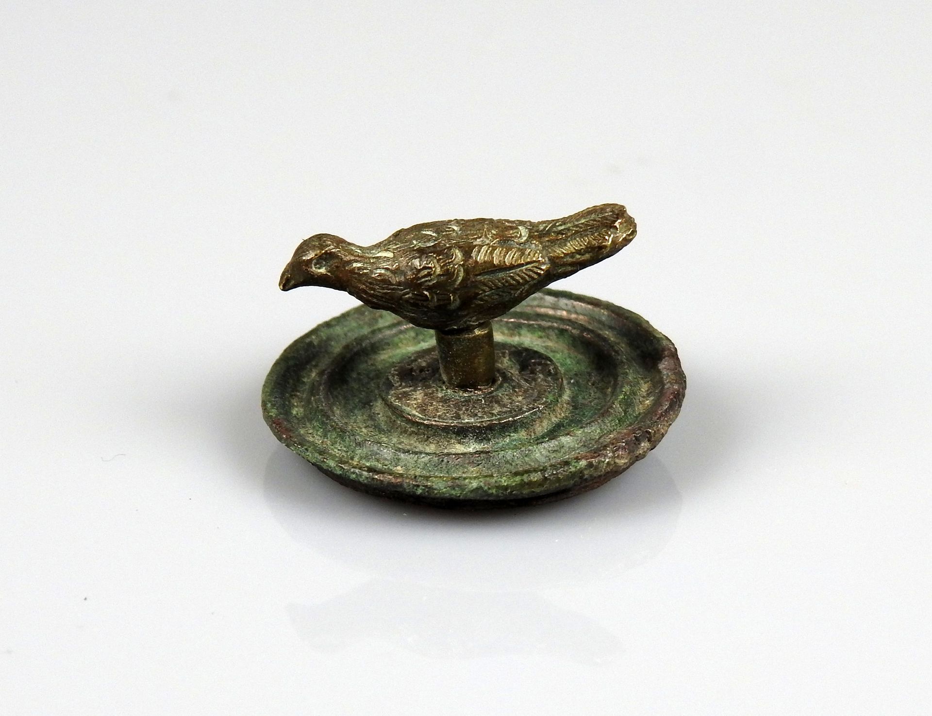 Null 表现鸽子的油灯罩

前19世纪某省著名人士的收藏

青铜2.5厘米

罗马时期