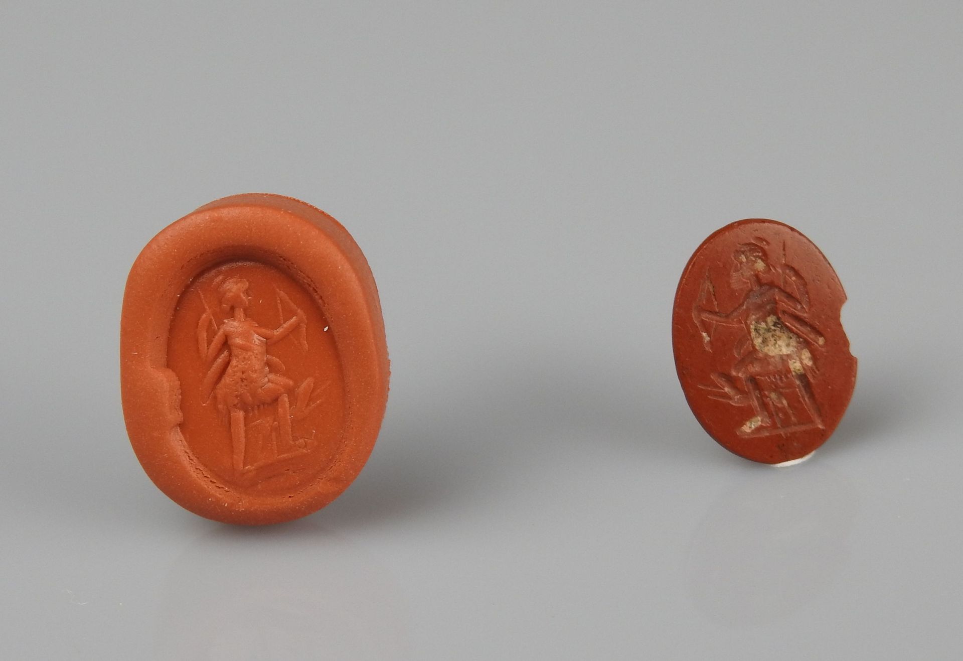 Null 凹版画，表现拿着弓的猎人戴安娜。

红色碧玉1.2厘米碎片

罗马时期