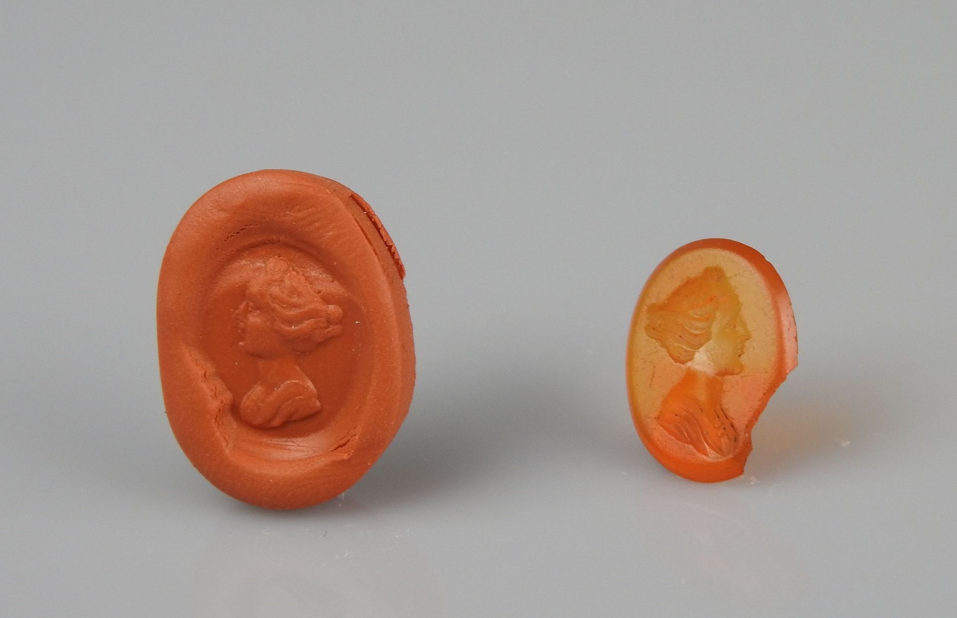 Null Intaglio mit Darstellung einer weiblichen Figur

Karneol 1,3 cm Chips

Wahr&hellip;
