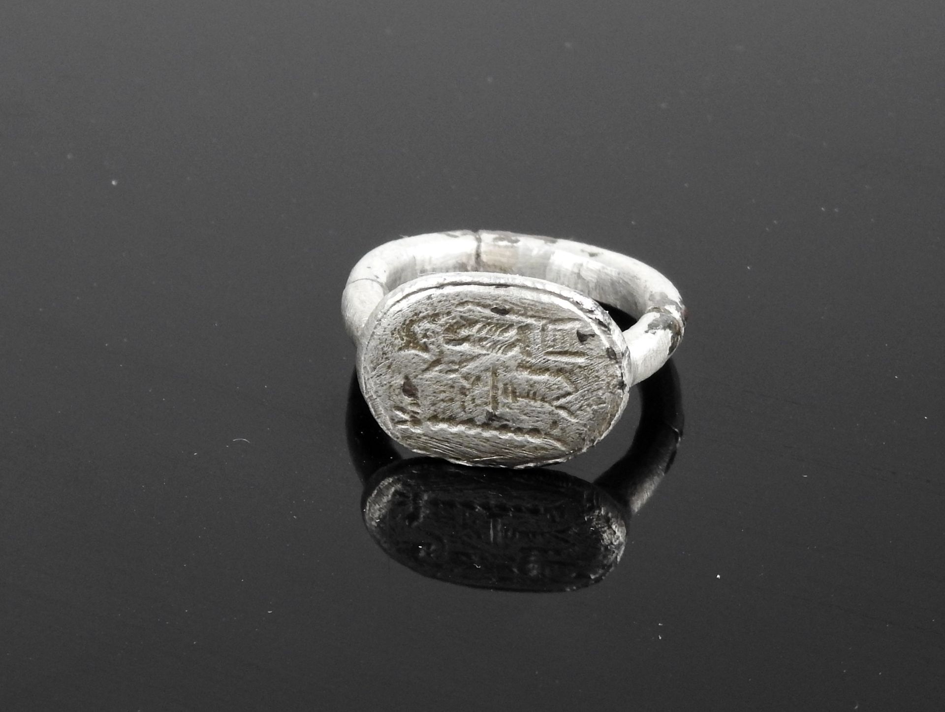 Null 印章环饰有宙斯在宝座上，前面有一个以直立的阳具结束的元素

银指52号的修复

埃及 罗马时期