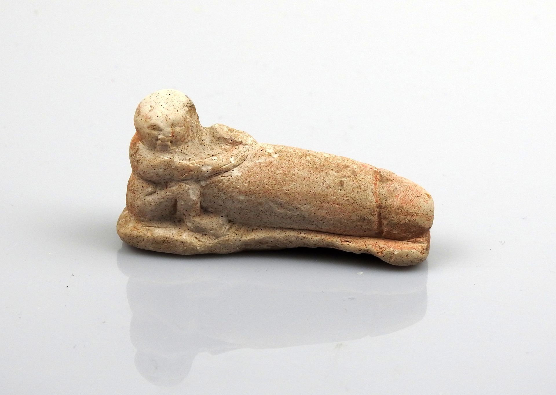 Null 罕见的护身符，代表一个性别不相称的侏儒，一些已知的模型代表他拿着铙钹

(ithyphallic musician dwarf)

陶器6厘米

埃及&hellip;