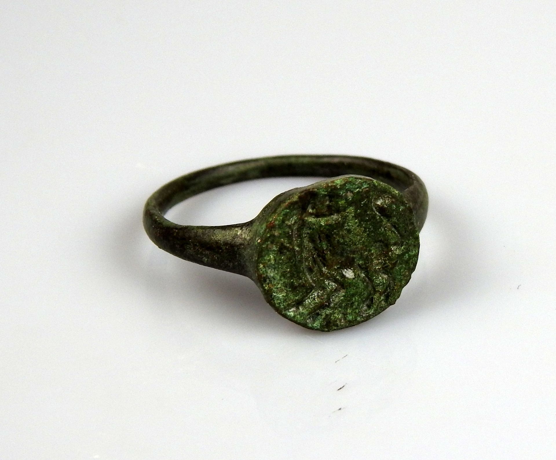 Null 狮子装饰的印章戒指，头部倒置

青铜指头尺寸55

罗马时期