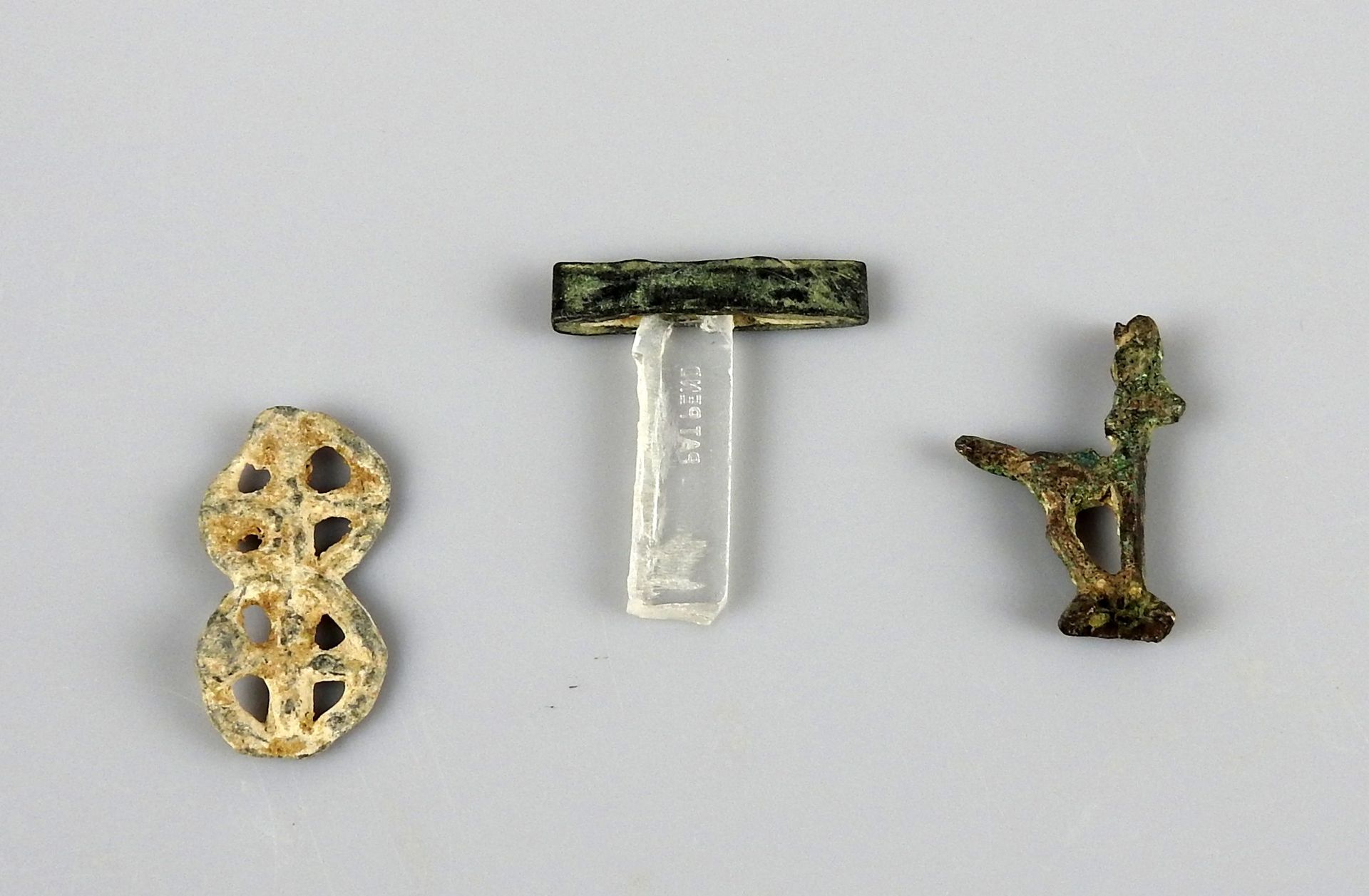 Null 一套三件套，包括一个卡普里德，一个双轮和一个小金匠锤子

青铜和铅

古代世界