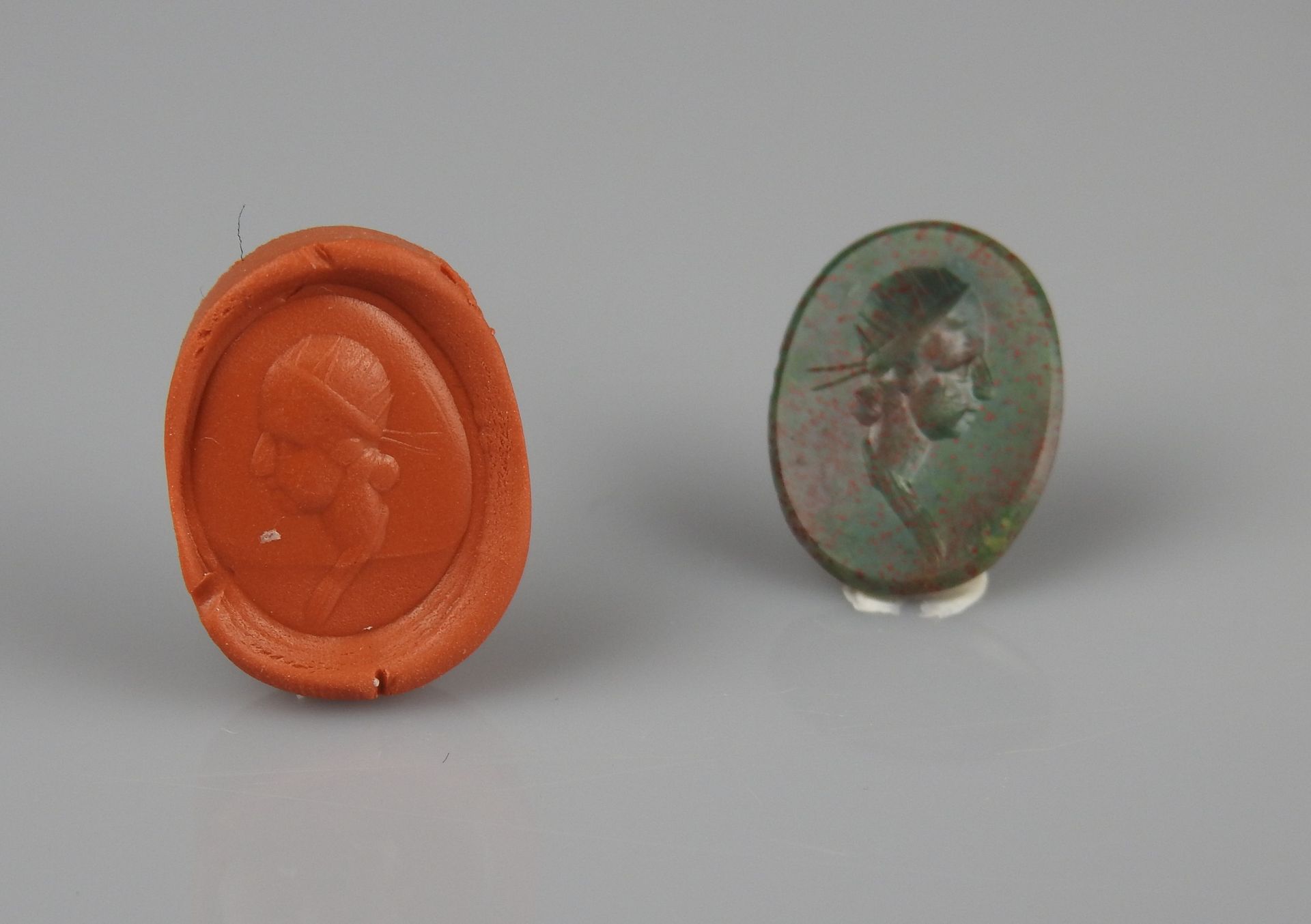 Null 凹版画，表现一个梳着球状发髻的女性形象

红色斑点的绿色碧玉1.5厘米

现代时期