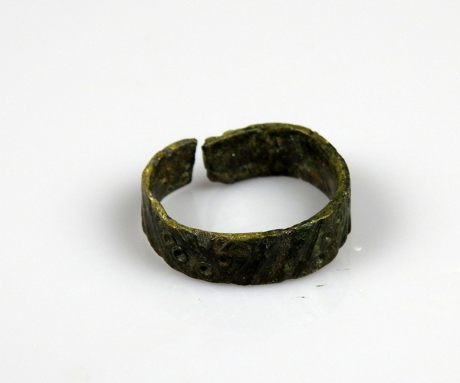 Null 带几何装饰的戒指，装饰有猫眼的图案

前19世纪某省著名人士的收藏

青铜指头尺寸56

罗马时期
