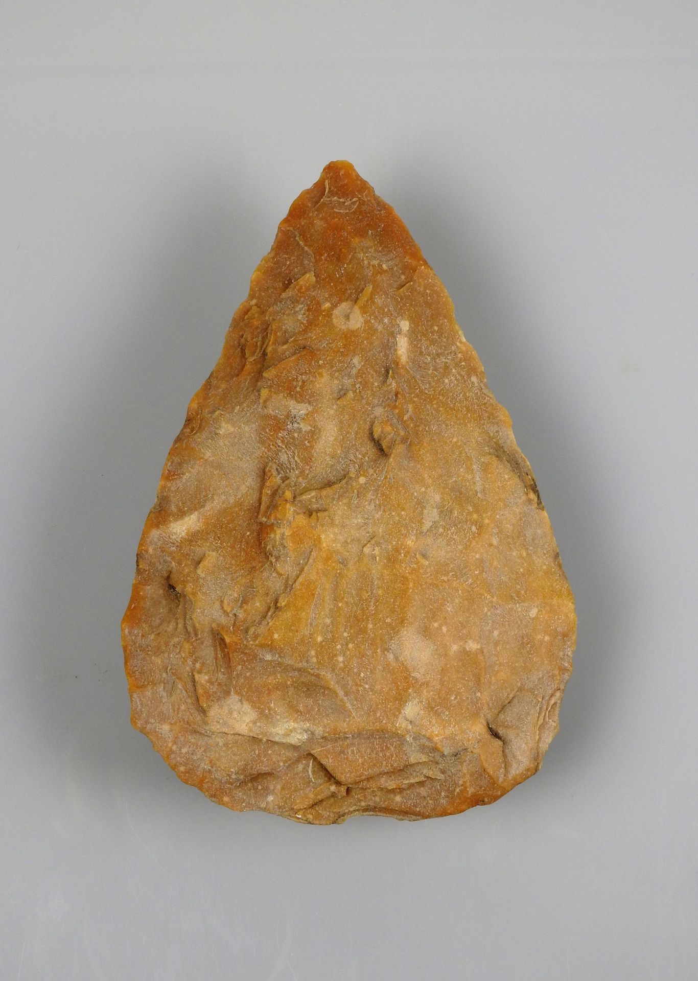 Null Very regular almond-shaped biface

Brown flint 13.5 cm

French prehistory