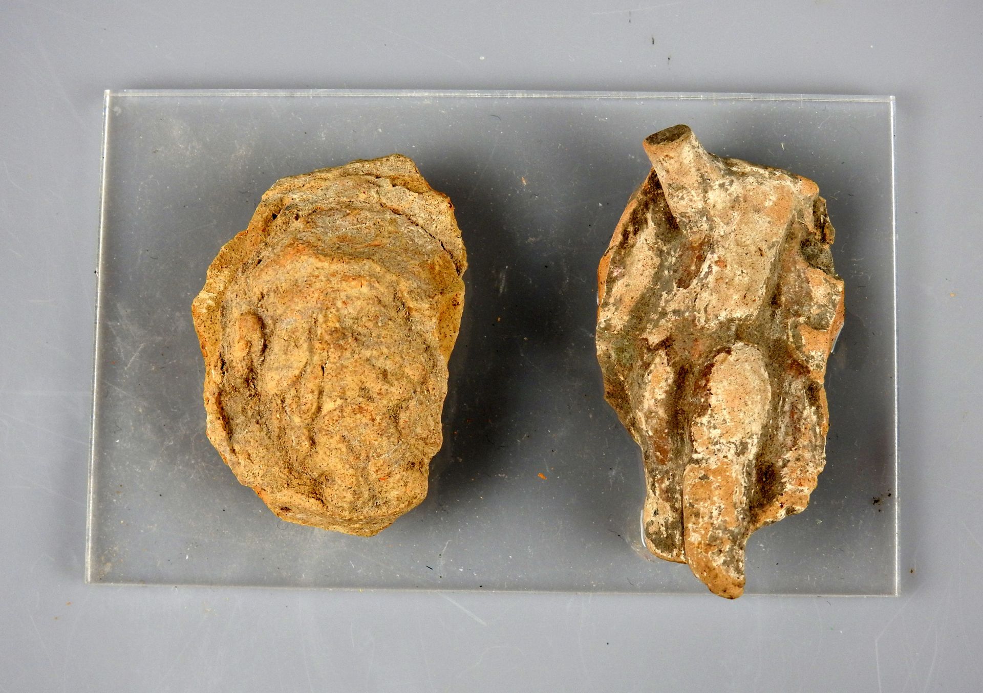 Null 两件拟人雕像的拍品，一个大胡子男人的头和一个外婆的身体

陶器3.7至4.3厘米

罗马时期