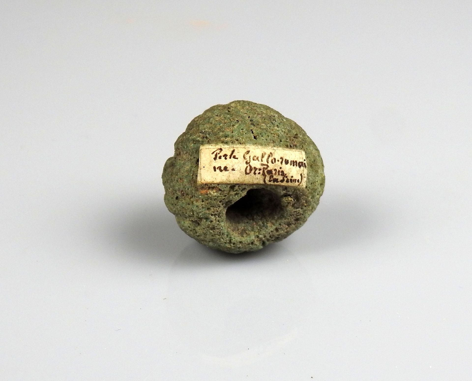 Null 带有 "Gallo-Roman珍珠 "字样的Gallic珍珠...巴黎"。

前19世纪某省著名人士的收藏

陶器2.7厘米

高卢雄鸡时期