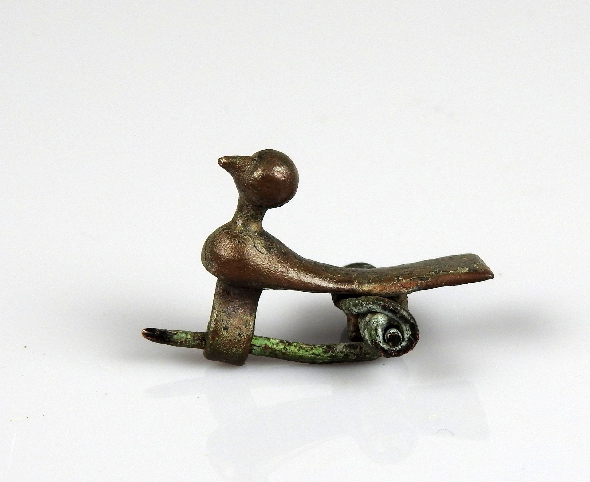 Null Fibule à ressort représentant un oiseau stylisé

Bronze 3.5 cm

Période rom&hellip;