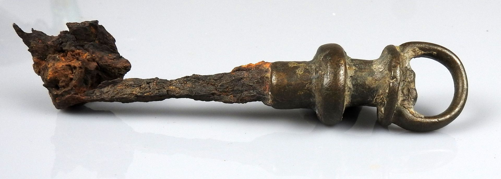 Null 带有坚固手柄的重要钥匙

前19世纪某省著名人士的收藏

青铜和铁13.5厘米

罗马时期