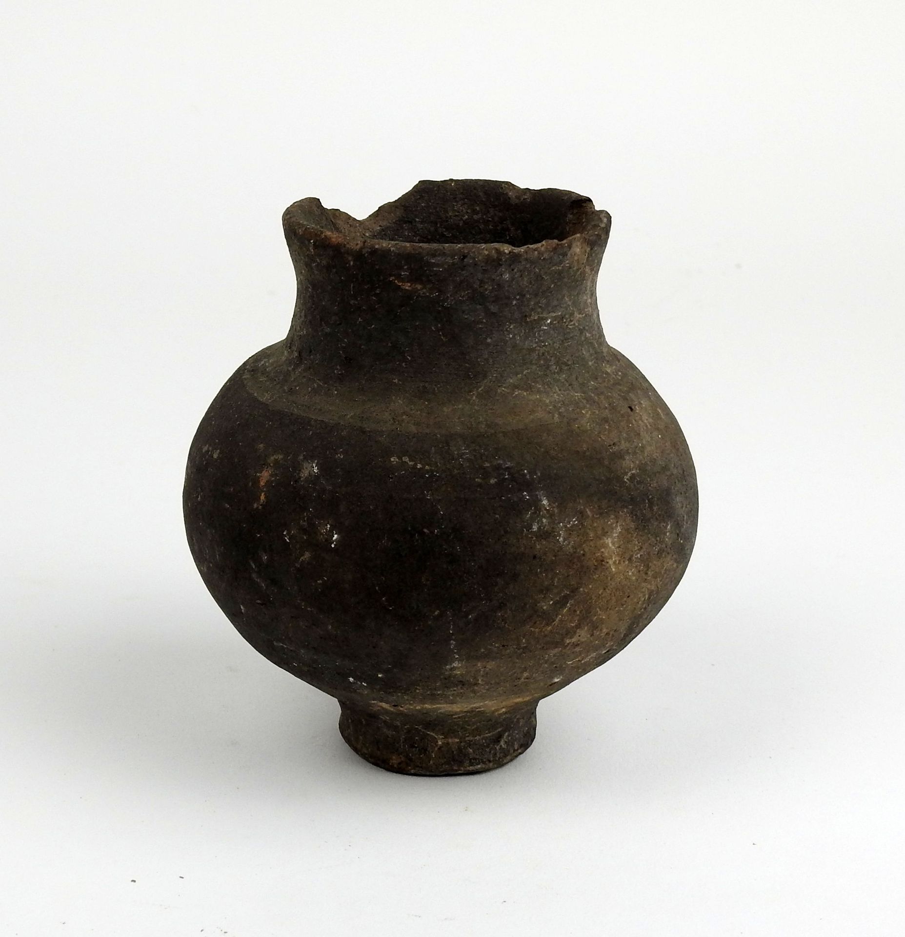 Null 花瓶有球状的瓶身和喇叭形的颈部，有一个标签显示 "在巴黎塞纳河发现的加洛-罗马花瓶"。

黑色赤土9厘米

原史上的铁器时代