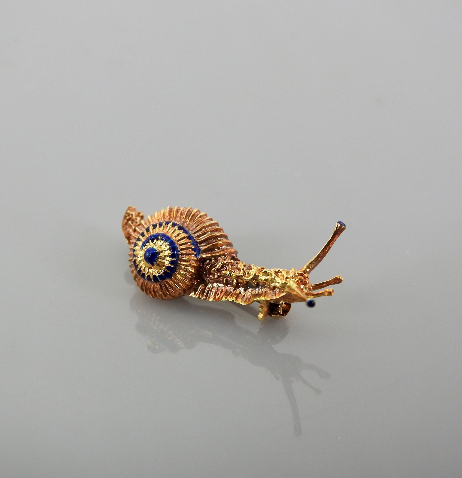 Null 黄金蜗牛胸针，585毫米，点缀有蓝色珐琅斑点，长33毫米，重量：毛重3.2克。