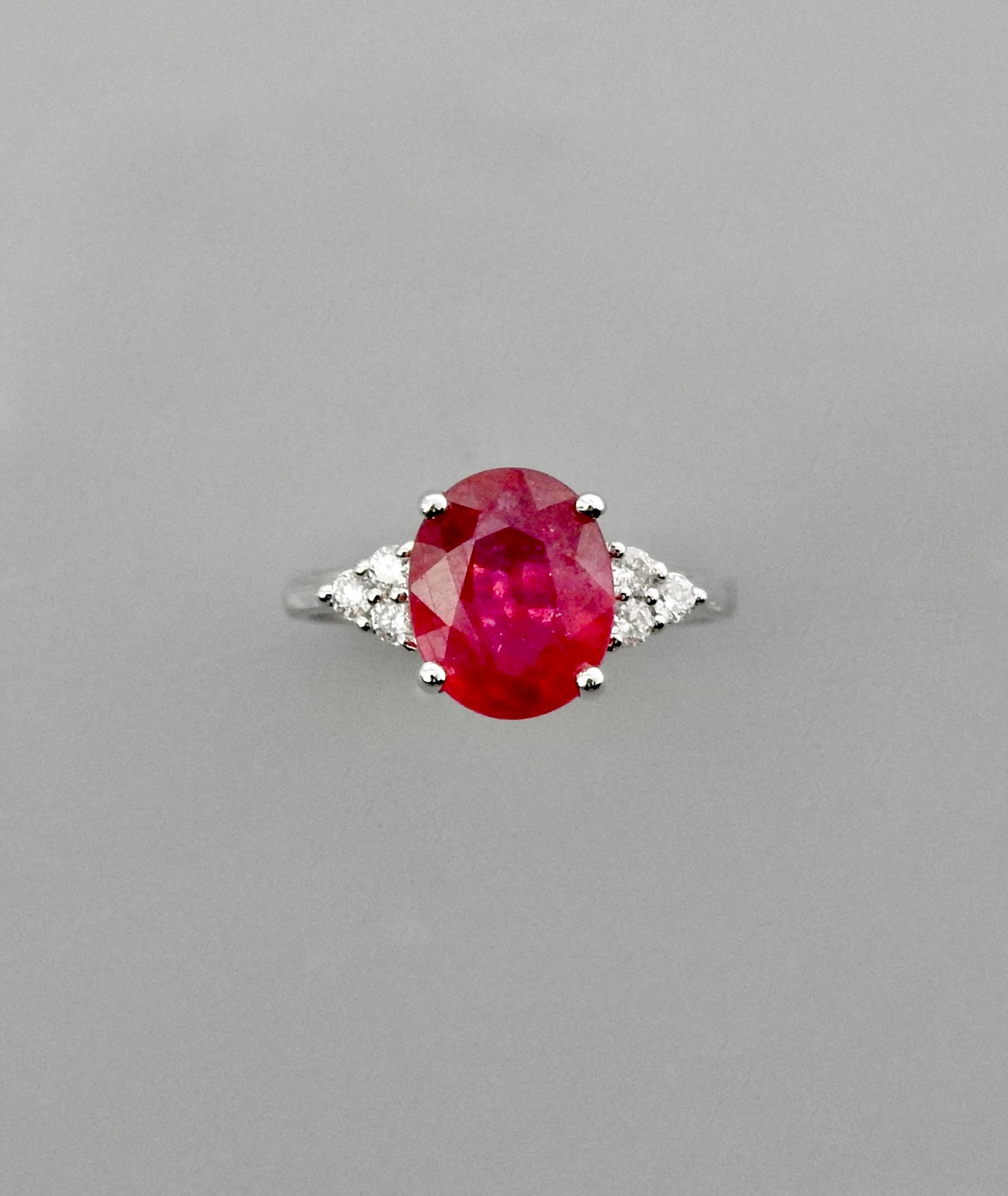 Null 白金戒指，750毫米，镶有一颗经处理的椭圆形红宝石，重约4克拉，有6颗钻石，尺寸：54，重量：3.6克，毛重：3.6克。