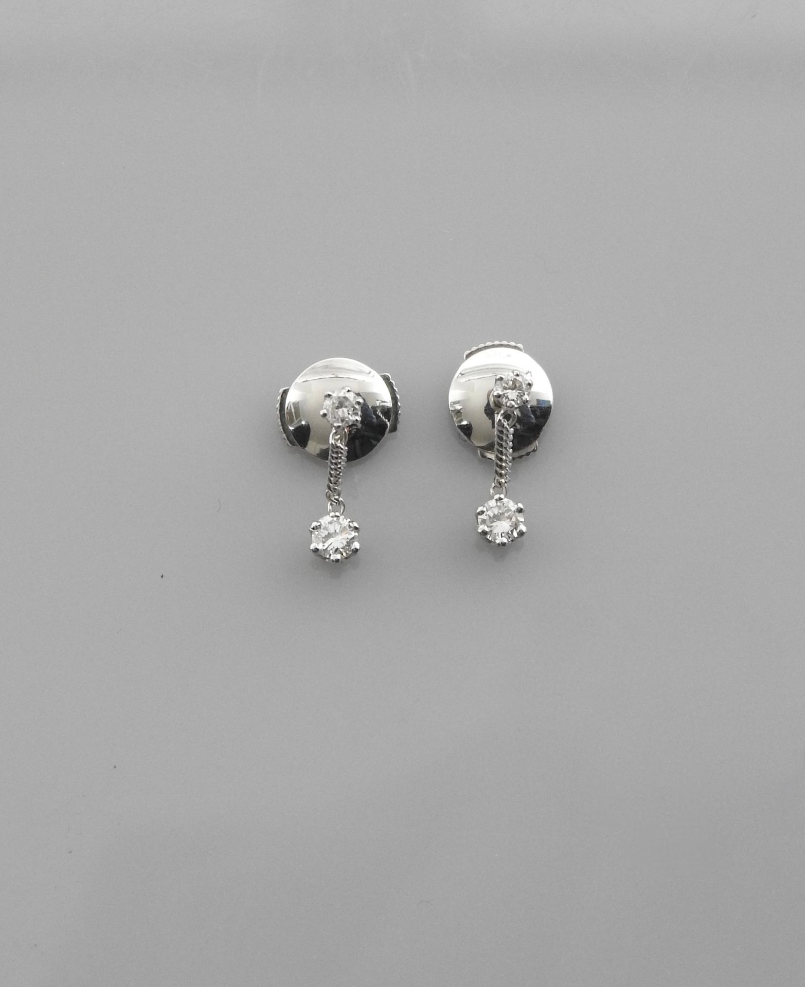 Null Earrings in white gold, 750 MM, each decorated with a diamond and a chain e&hellip;