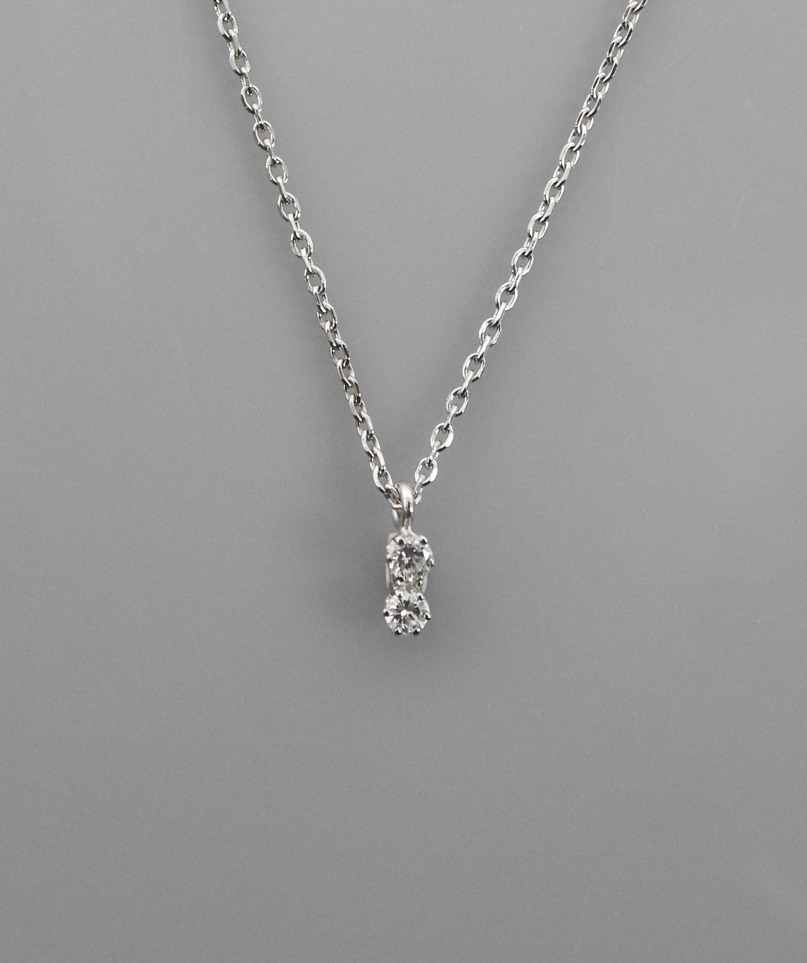 Null 白金链条和吊坠，750毫米，镶嵌两颗钻石，长39厘米，重量：1.4克，毛重。