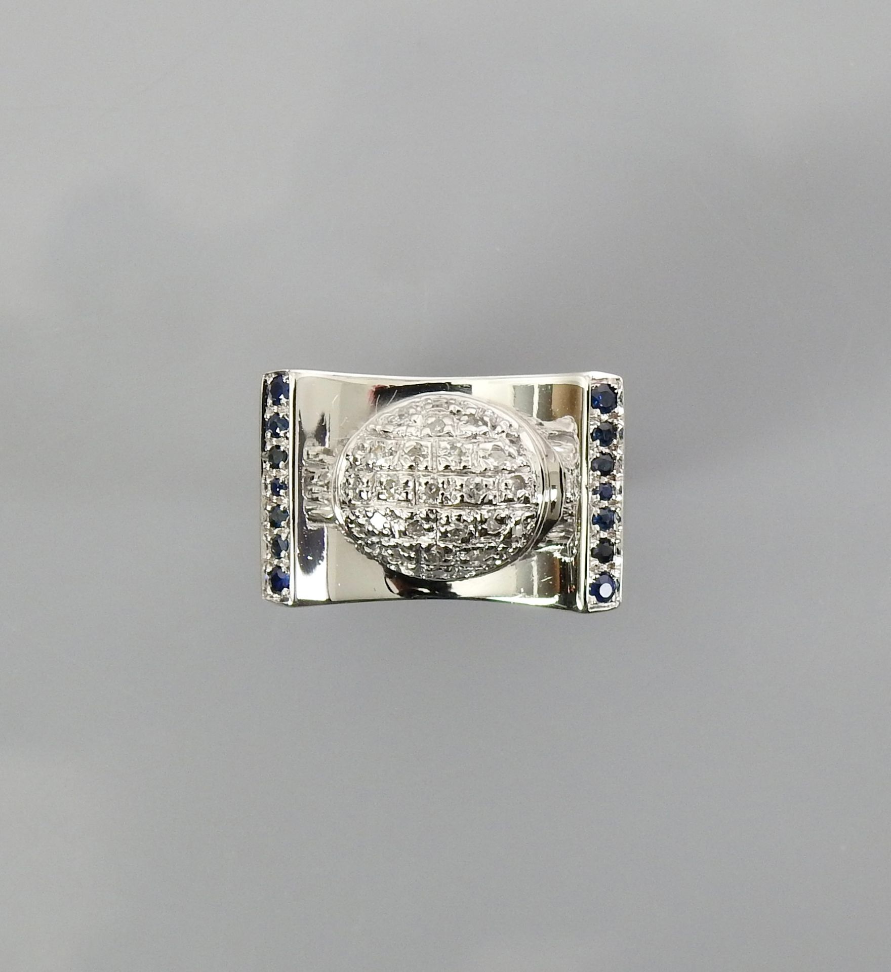 Null 白金戒指，750毫米，以两行蓝宝石之间的钻石铺垫为中心，尺寸：51，重量：10.1克。