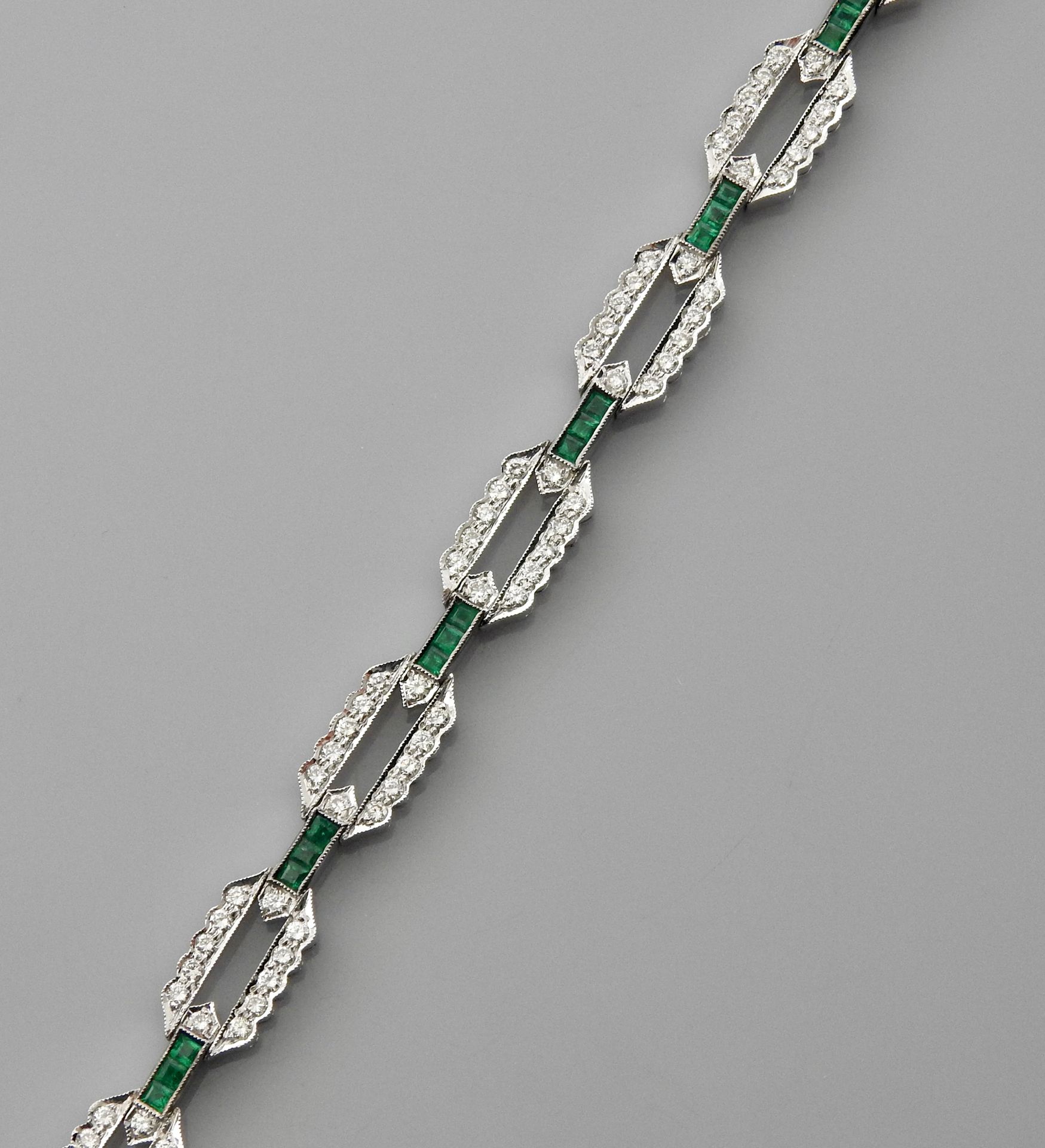 Null 精美的白金手镯，750毫米，共镶嵌了1.80克拉的钻石和切割的祖母绿，共约1克拉，8个安全别针，长18厘米，重量：15.47克毛重。