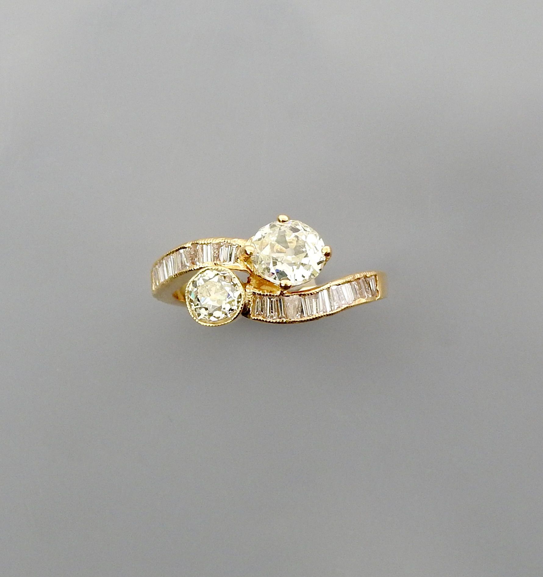 Null 黄金戒指，750毫米，镶嵌一颗圆形钻石，面对一颗椭圆形钻石，由两行长方形切割钻石承载，总重约1.80克拉，尺寸：53，总重：3.74克。