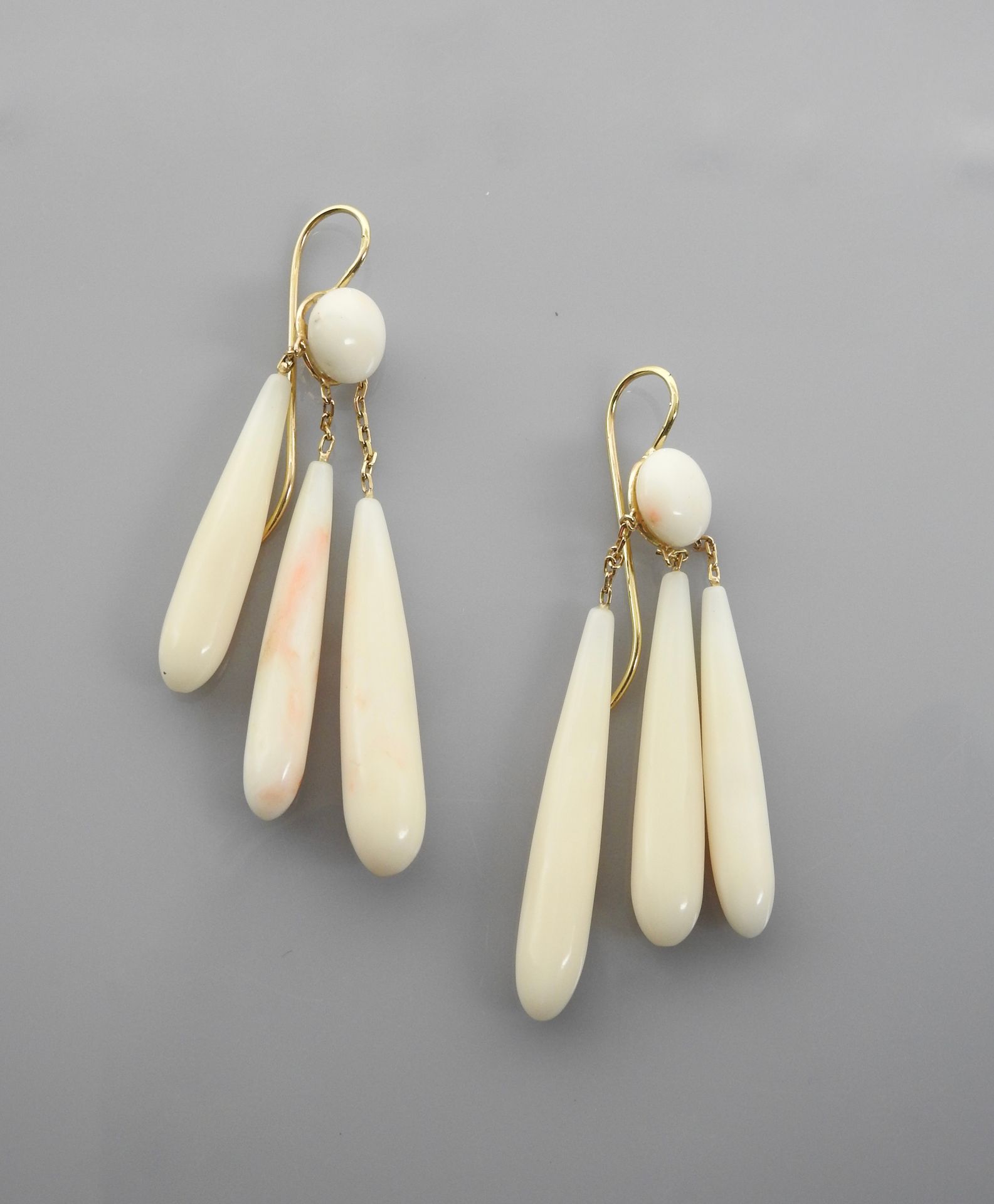 Null Yellow gold Poissardes earrings, 750 MM, each consisting of a round cabocho&hellip;