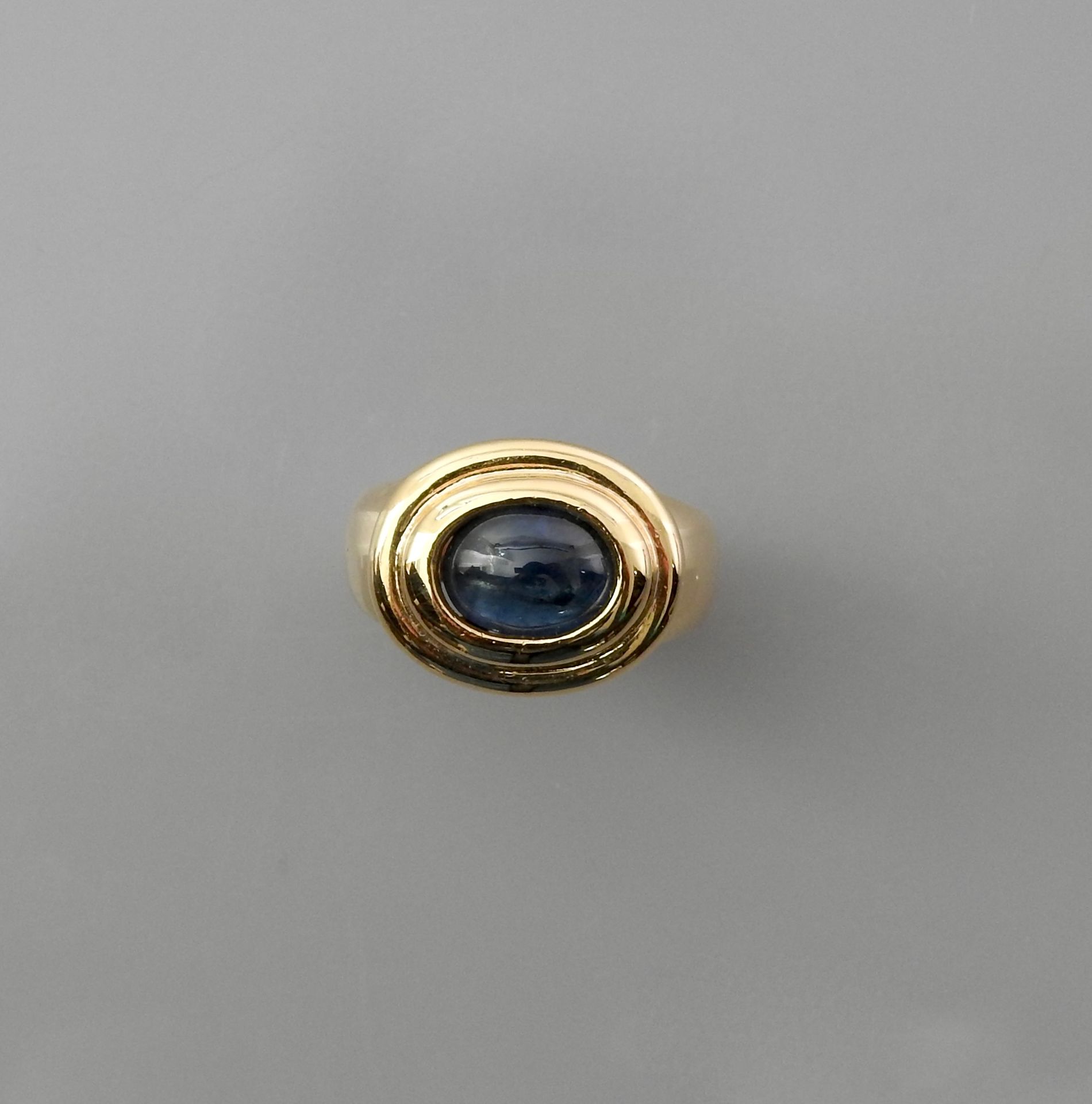 Null Yellow gold ring, 750 MM, centered on a cabochon sapphire, size : 51, weigh&hellip;