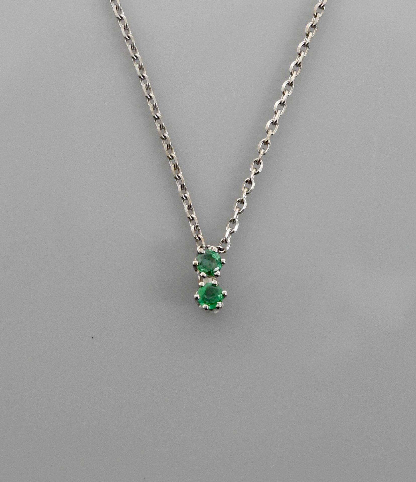 Null 白金项链和吊坠，750毫米，镶有两颗绿宝石，长39厘米，重量：1.9克，毛重。