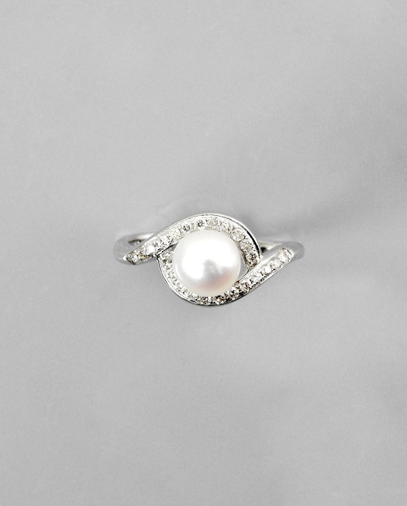Null White gold ring, 750 MM, set with a cultured pearl in the center of diamond&hellip;
