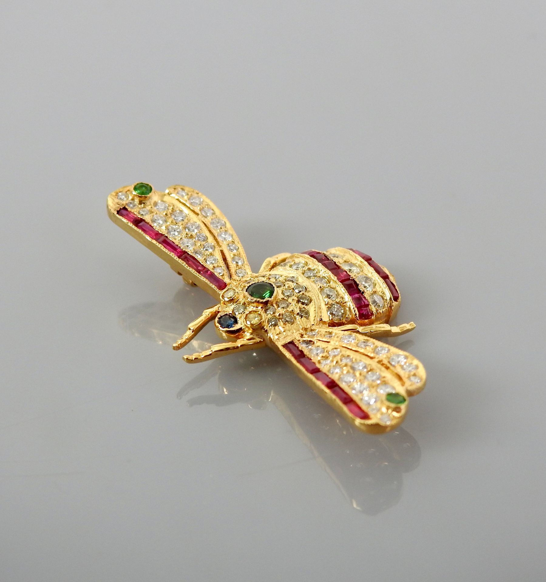 Null 绘制蜜蜂的黄金胸针，750毫米，镶嵌黄钻，共约1.20克拉，蓝宝石，红宝石和沙弗莱石，43 x 27毫米，重量：6.4克，毛重。
