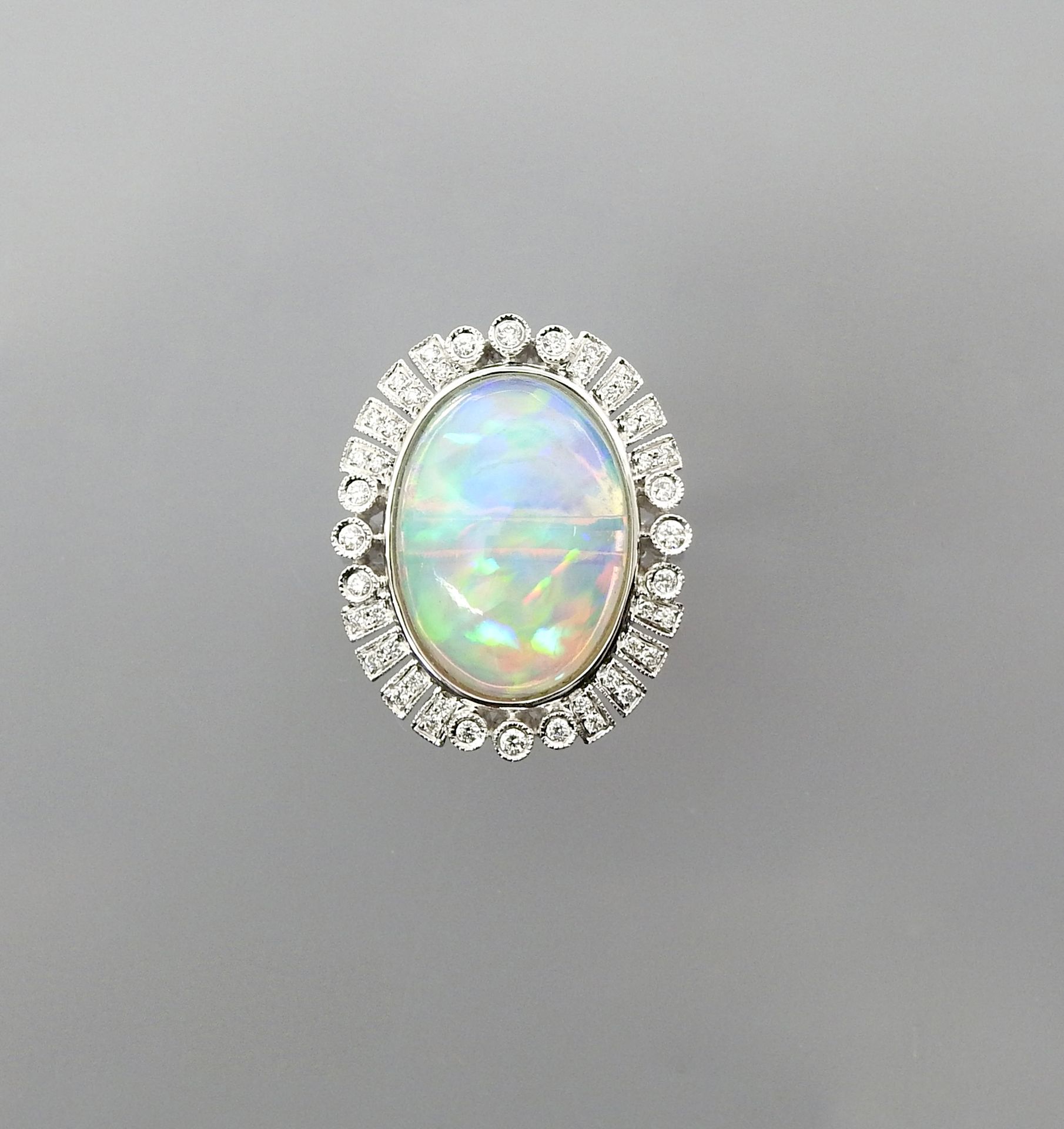 Null White gold ring, 750 MM, set with an opal weighing about 6 carats in a row &hellip;