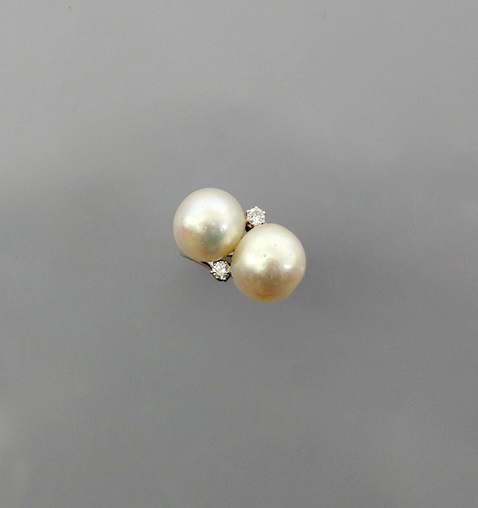 Null Anello in oro bianco, 750 MM, con due perle coltivate rotonde, diametro 11 &hellip;
