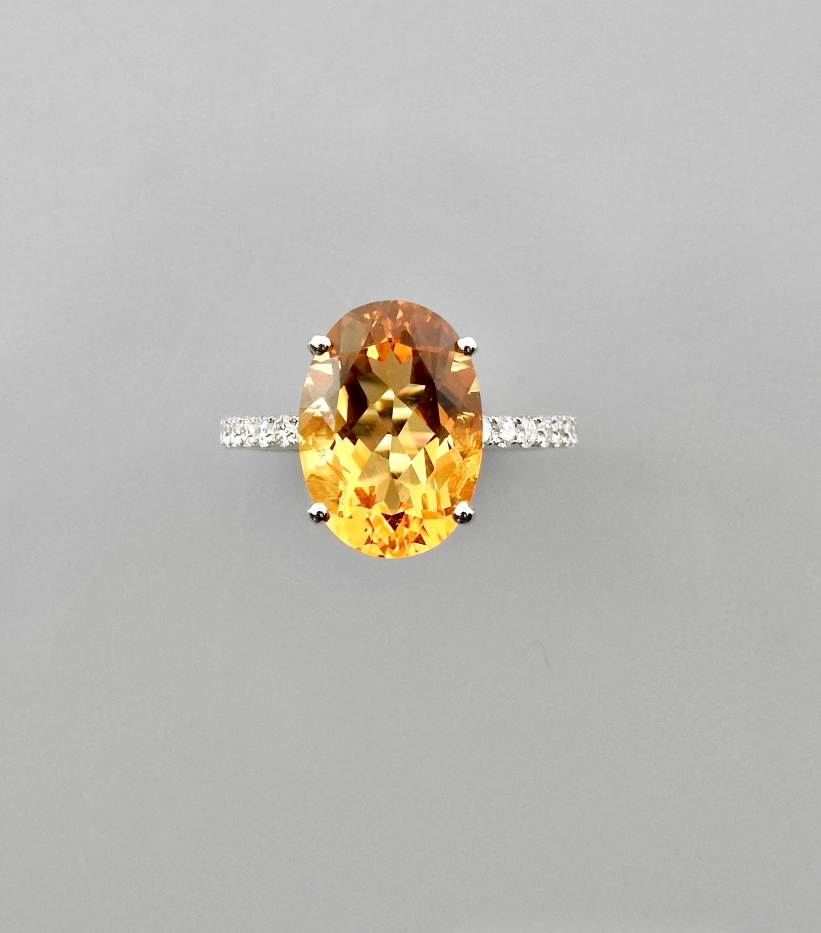Null 白金戒指，750毫米，镶有重达5克拉的椭圆形黄水晶和钻石，尺寸：53/54，重量：4克。